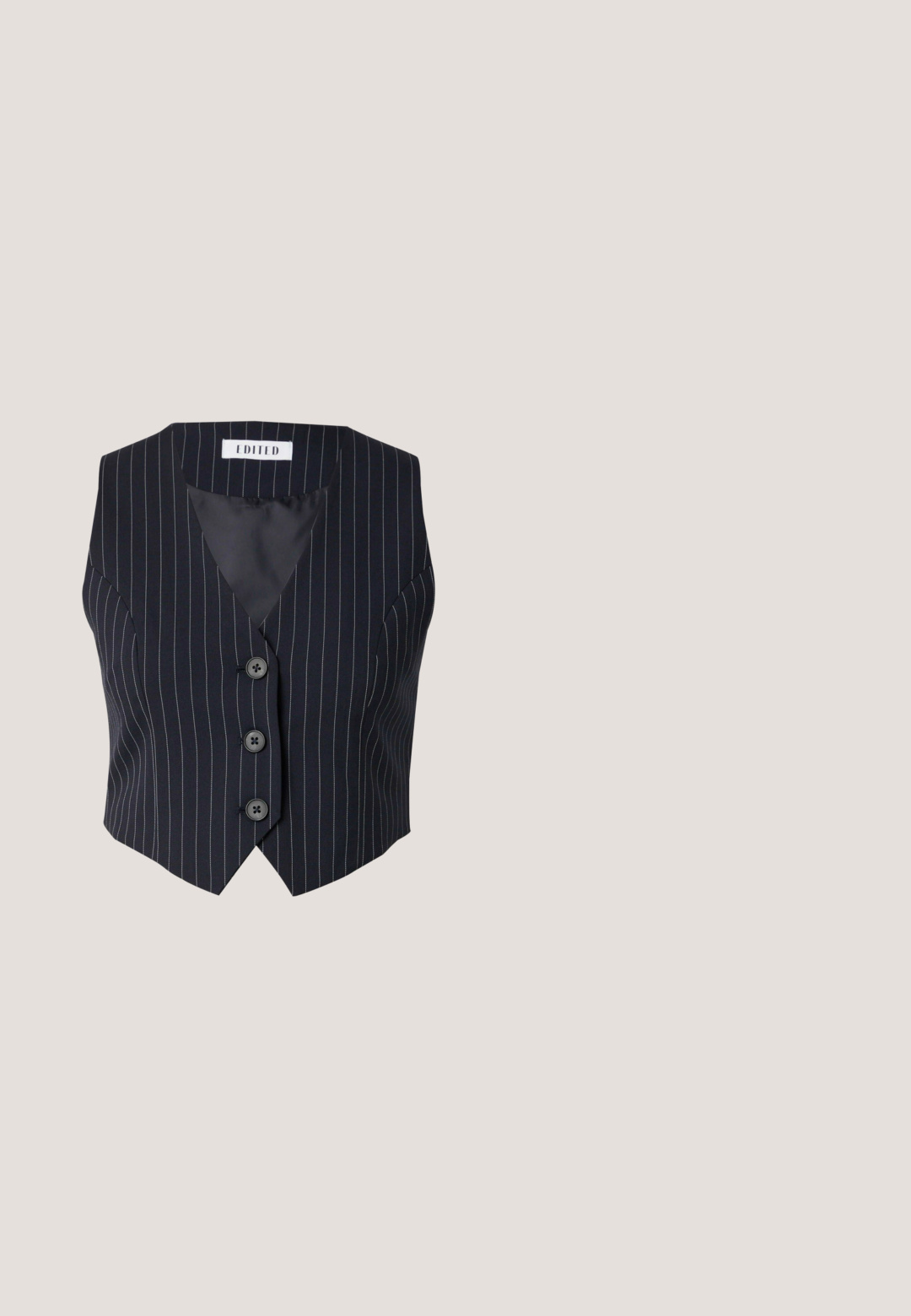 Zwarte mouwloze vest met witte verticale strepen, voorzien van een diepe V-hals, vijf knopen en een gestructureerde silhouet. Glad binnenvoering.; Overhemd met lange mouwen en kraag, verticale blauwe en witte strepen, knopen aan de voorkant en manchetten met knopen, getoond tegen een witte achtergrond.; Donkerblauwe wijde broek met dunne verticale witte krijtstrepen en een hoge taille met riemlussen.; Marineblauwe suède slingback pump met een puntige neus, verstelbare gesp en een stevige blokhak van gemiddelde hoogte.; Marineblauwe getextureerde draagtas met zwarte handvatten en afneembare schouderriem, met 'Ted Baker London' in reliëf op de voorkant.; Verstelbare donkerblauwe koordarmband met afwisselend kleine facetgeslepen donkerblauwe en gouden kralen, en een kleine gouden duifbedel aan één uiteinde.