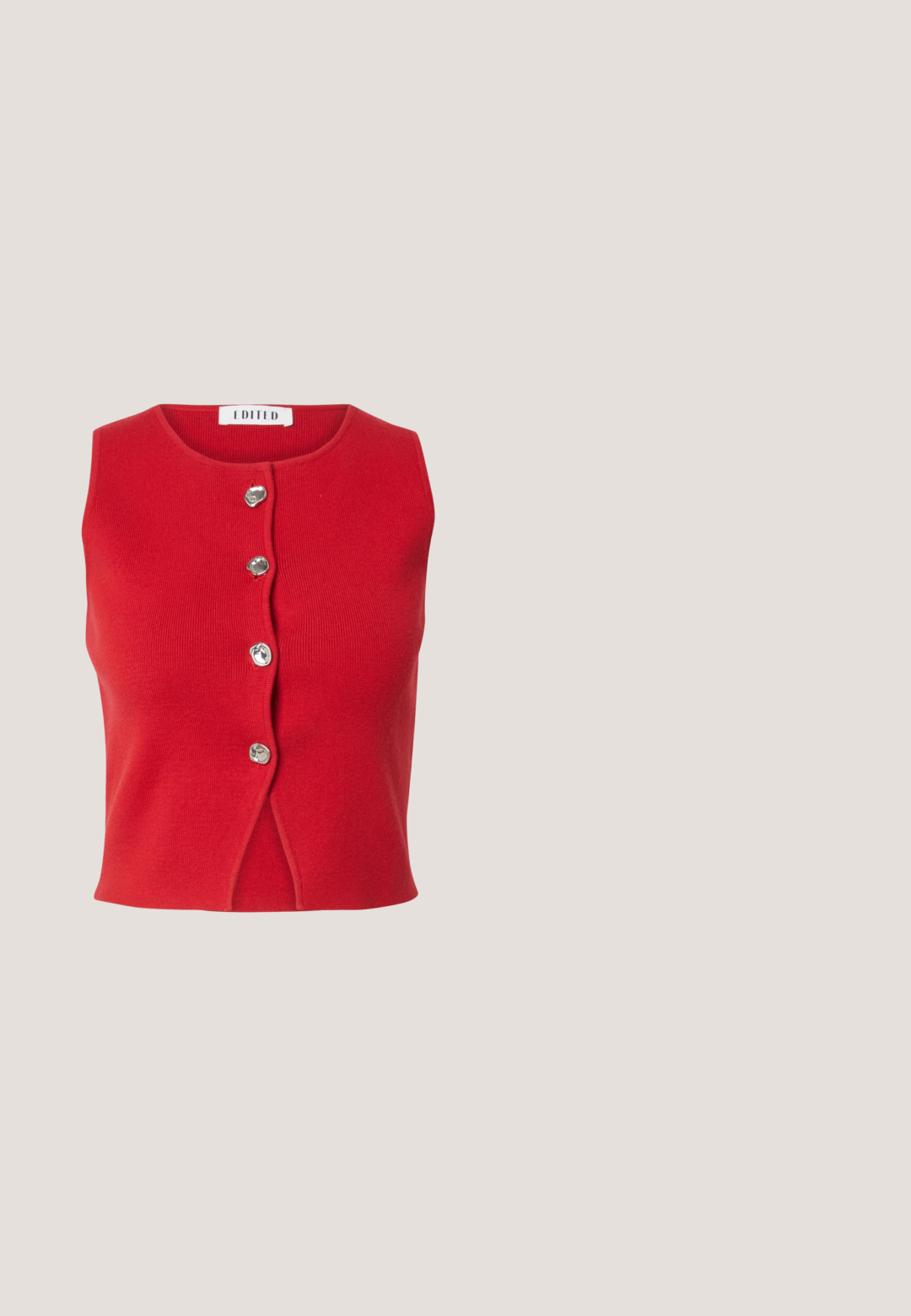 Rode mouwloze gebreide top met ronde halslijn en vier onregelmatige zilveren knopen in het midden aan de voorkant.; Witte blouse met lange mouwen en een klassieke kraag, voorzien van verspreide rode hartjes borduursels op de stof. Knopsluiting aan de voorkant en manchetten.; Rode wijde broek met rechte pijpen van gladde stof, voorzien van een standaard tailleband en twee steekzakken aan de voorkant. Eenvoudig en strak ontwerp zonder patronen.; Marco Tozzi Klassieke pumps - red; Rode leren crossbodytas met een lange verstelbare riem en een lus handvatdetail, minimalistisch ontwerp met een voorste sluiting.; Twee rode oorbellen in de vorm van een bloem met vijf bloemblaadjes en kleine goudkleurige centra op een effen witte achtergrond.