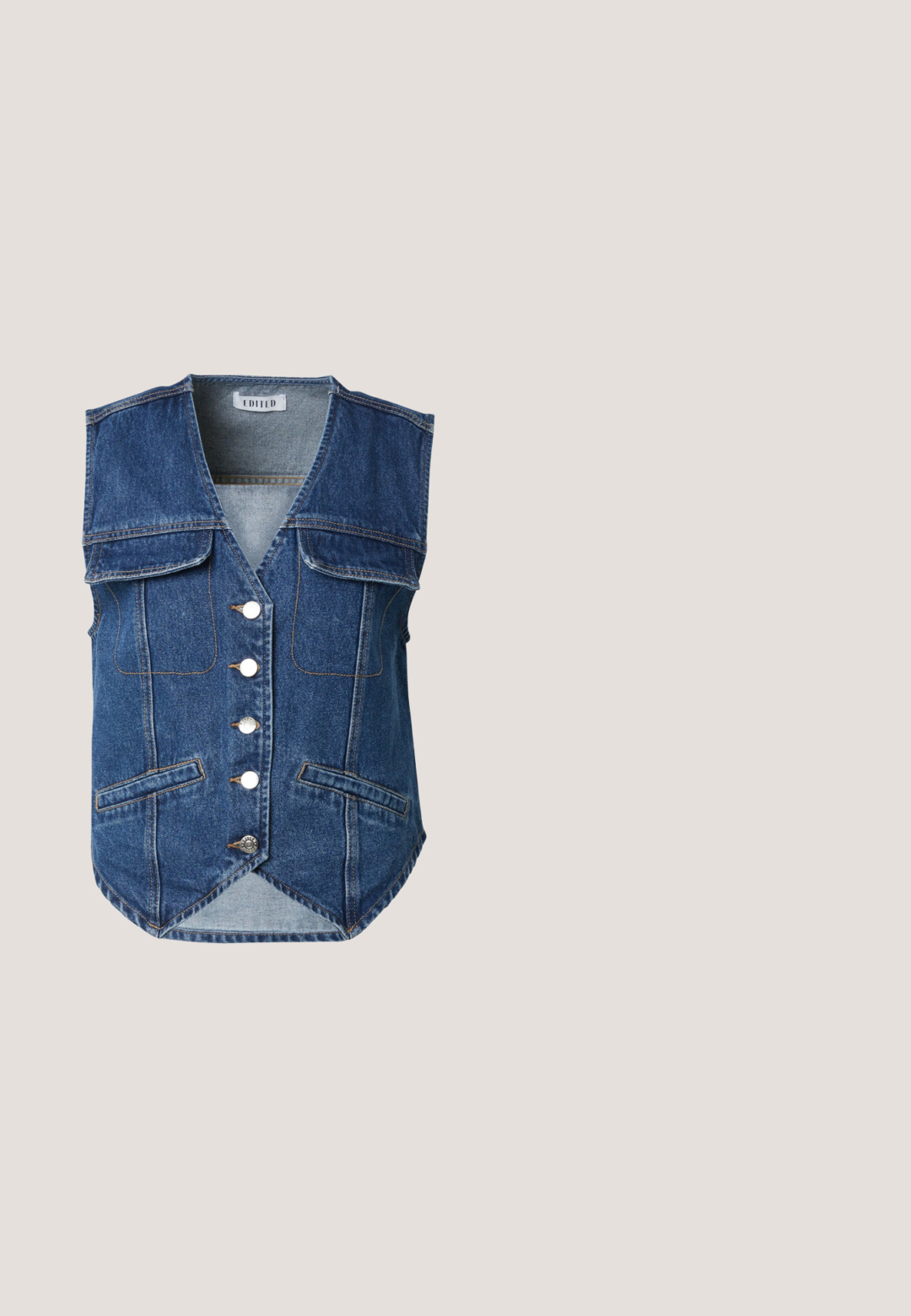 Gilet en denim bleu foncé avec un col en V, fermeture à cinq boutons, deux poches poitrine et deux poches latérales. Présente des coutures en denim et un ourlet sculpté.; Haut à manches longues blanc avec des rayures horizontales bleues. Il présente un large décolleté et une coupe ample, fabriqué à partir d'un tissu doux au toucher lisse.; Pantalons en denim bleu clair avec une coupe large et un motif à rayures texturé. Dispose d'une taille à cordon de serrage et d'un style classique à cinq poches.; Baskets en daim bleu avec des accents et des lacets blancs, dotées d'une semelle en caoutchouc et d'un détail de logo. Bout rond et éléments de design cousus.; Sac de courses réutilisable bleu avec motif en grille blanche, debout sur un fond clair uni.; Boucles d'oreilles dorées et bleues avec un design courbé ; les sections bleues sont lisses, tandis que les accents dorés sont brillants et métalliques, montés sur des supports transparents.