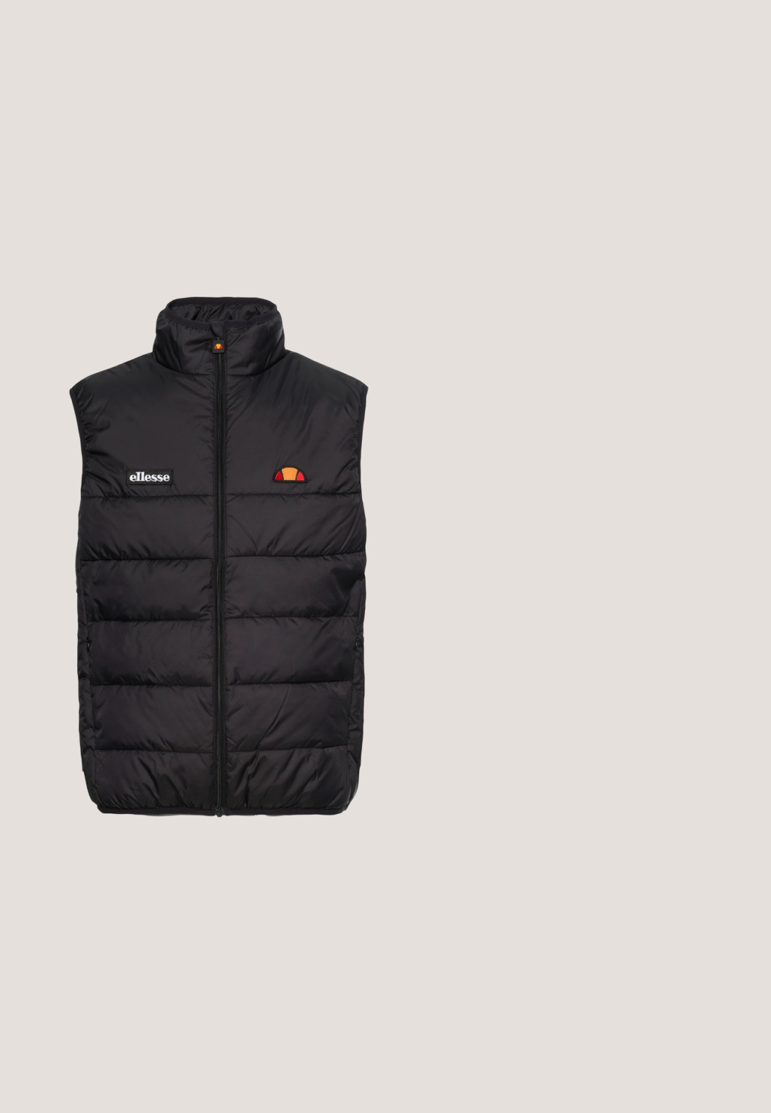 Chaleco de plumas negro con cuello alto, cremallera frontal y diseño acolchado. Presenta el logo blanco de "ellesse" y un logo de acento rojo/amarillo en el pecho.; Sudadera negra con un patrón texturizado, que presenta rayas horizontales blancas y el logo de "ellesse". Puños y cuello acanalados.; Camiseta de algodón negra con cuello redondo, mangas cortas y un pequeño logo en relieve en el lado izquierdo del pecho. Corte clásico y textura suave.; Ellesse SQUADRON - Pantalones cargo - dark grey; Zapatilla Nike Air Max negra y gris flotando sobre escalones de hormigón gris con fondo de suelo texturizado.; Bolso bandolera negro compacto con correa ajustable, bolsillo delantero con cremallera y un pequeño parche con el logo blanco de Quiksilver.