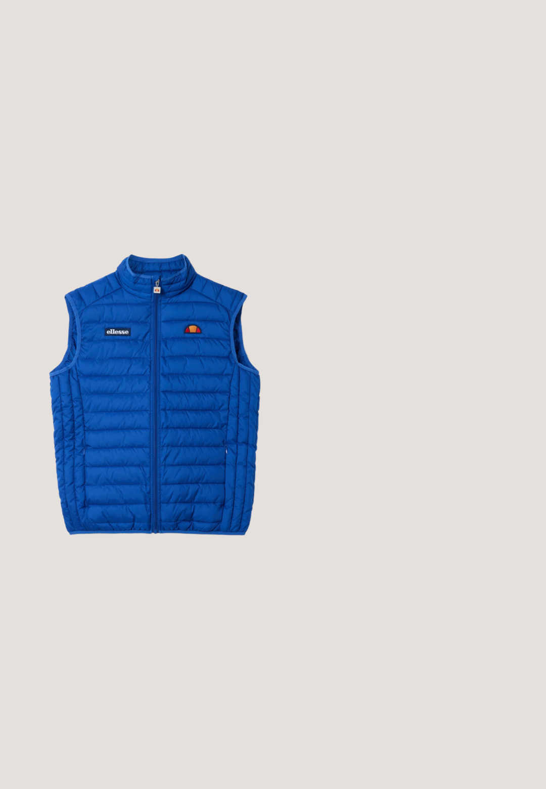 Koningblauwe geïsoleerde vest met een hoge kraag, voorzien van horizontale quiltpatronen, een ritssluiting aan de voorkant en een klein logo op de borst.; Navyblauwe sweatshirt gemaakt van een zachte stof, met een ronde hals en geribbelde manchetten. Geborduurd "ellesse" logo met gekleurde accenten.; Navyblauwe katoenen t-shirt met een ronde hals. Heeft korte mouwen en een klein kleurrijk logo op de linker borst.; Marineblauwe sweatpants met een verstelbare tailleband, elastische boorden en een klein geborduurd logo. Gemaakt van zachte stof met een gladde textuur.; Witte en marineblauwe FILA lage sneaker met gumzool, witte veters en logo aan de zijkant en op de tong, gezien vanaf de buitenkant.; Kleine marineblauwe crossbodytas met verstelbare riem, voorvak met ritssluiting en wit "ellesse" logo met oranje en rode halve cirkel ontwerp.