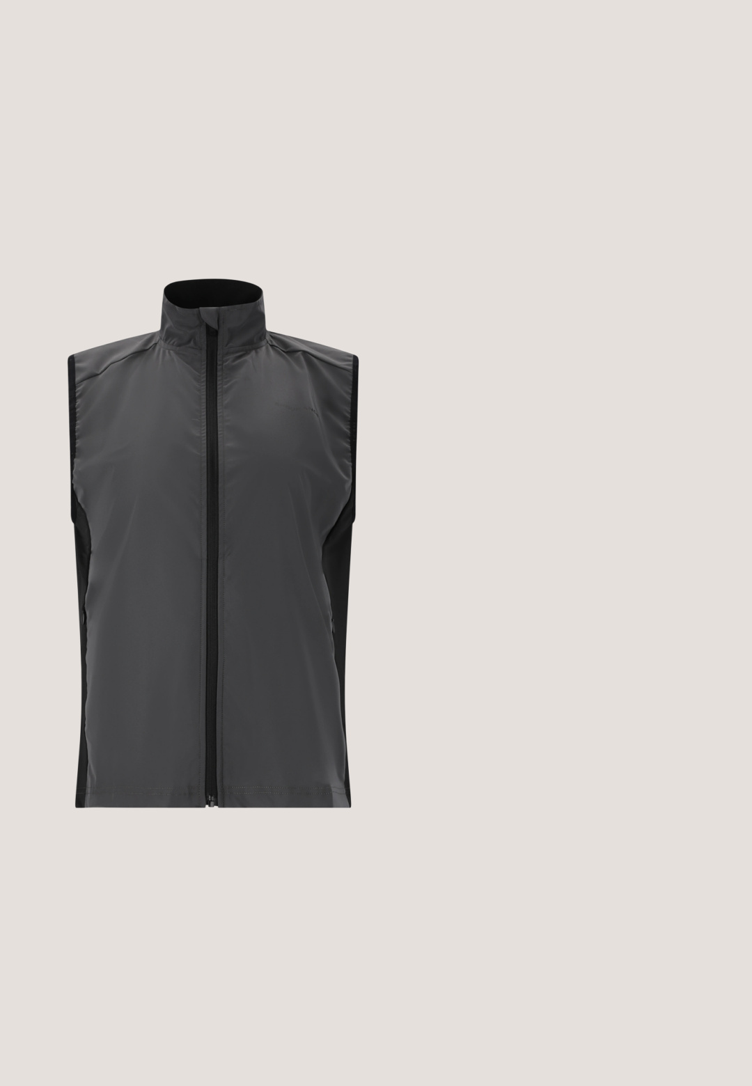 Ærmeløs vest i mørkegrå, letvægts, med høj krave og frontlynlås. Har en glat tekstur og kontrastrende sorte sidestykker.; Blå atletisk T-shirt med korte ærmer, rund halsudskæring og lille New Balance-logo på venstre bryst, vist på en ensfarvet baggrund.; Sorte sportsshorts med elastisk talje, med et lagdelt design og en inderside. Stoffet virker let og glat.; Lyse beige New Balance løbesko med blå mellemsål, der svæver over asfaltvej med hvide malede linjer og små jordpartikler.; Polariserede solbriller med grå stel, vinklet linseudformning og reflekterende lyseblå linser. Har tekstureret stænger for bedre greb.; Blå tote taske med net i midtersektionen, brede håndtag og hvid tekst "summer state of mind" samt "ROXY" logo nederst.