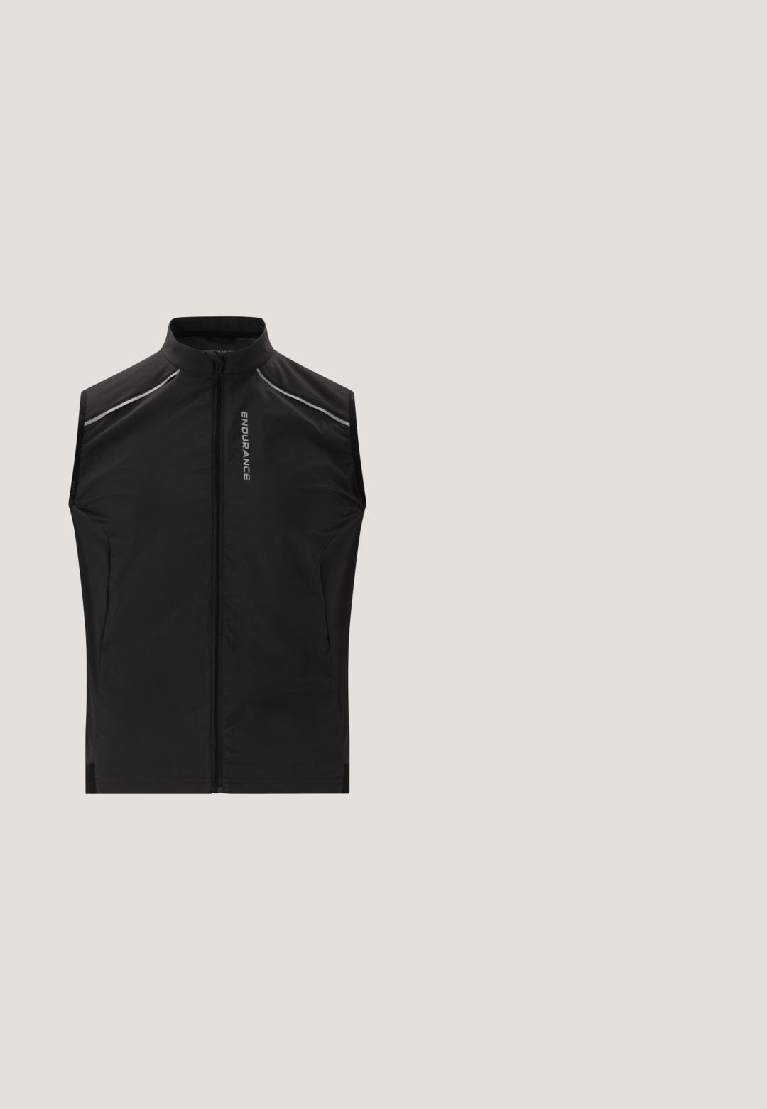 Zwarte mouwloze vest gemaakt van lichtgewicht materiaal, met een hoge kraag, ritssluiting aan de voorkant en reflecterende accenten op de schouders.; Korte mouwen fietstrui van zwart, glad materiaal. Heeft een ritssluiting aan de voorkant en "OAKLEY" in het wit gedrukt op de linkerkant.; Vaude MENS MATERA WARM  - Lange fietsbroek met bandjes - black; Zwarte lage sportschoen met elastische bandjes, gestructureerde zool en de tekst "The Science of Thrill" aan de zijkant.; Arnette HOT SHOT - Zonnebril - dark grey; Zwarte leren vingervrije handschoenen met een gestructureerde afwerking. Kenmerken zijn onder andere vier vingeropeningen, versterkte stiksels en een drukknoopsluiting.