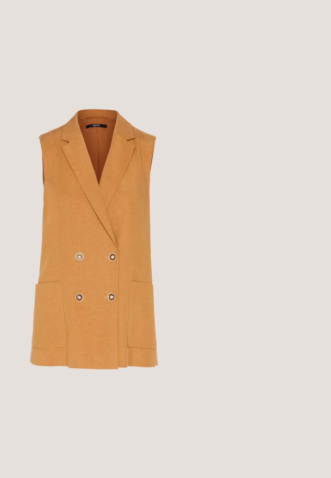Esprit Collection LONG VEST - Vest - camel; Hvid kortærmet t-shirt med rund hals, afslappet pasform, lavet af blødt bomuldsstof. Glat tekstur, ingen mønstre eller logoer.; Blå denim jeans med lige ben, frontknap og lynlås lukning samt klassisk fem-lommer design.; Hvide kile sandaler med en tekstureret rebplatform, der har en tynd ankelrem og et glat, lukket tådesign.; Kat-ejede solbriller med en sort og orange skildpaddemønstret stel, brune linser og slanke, spidse ender. Har et minimalistisk logo på skabelsen.; Guldøreringe med en glat, poleret overflade. Rund form, mellemstor, med en sikker lukkemekanisme.