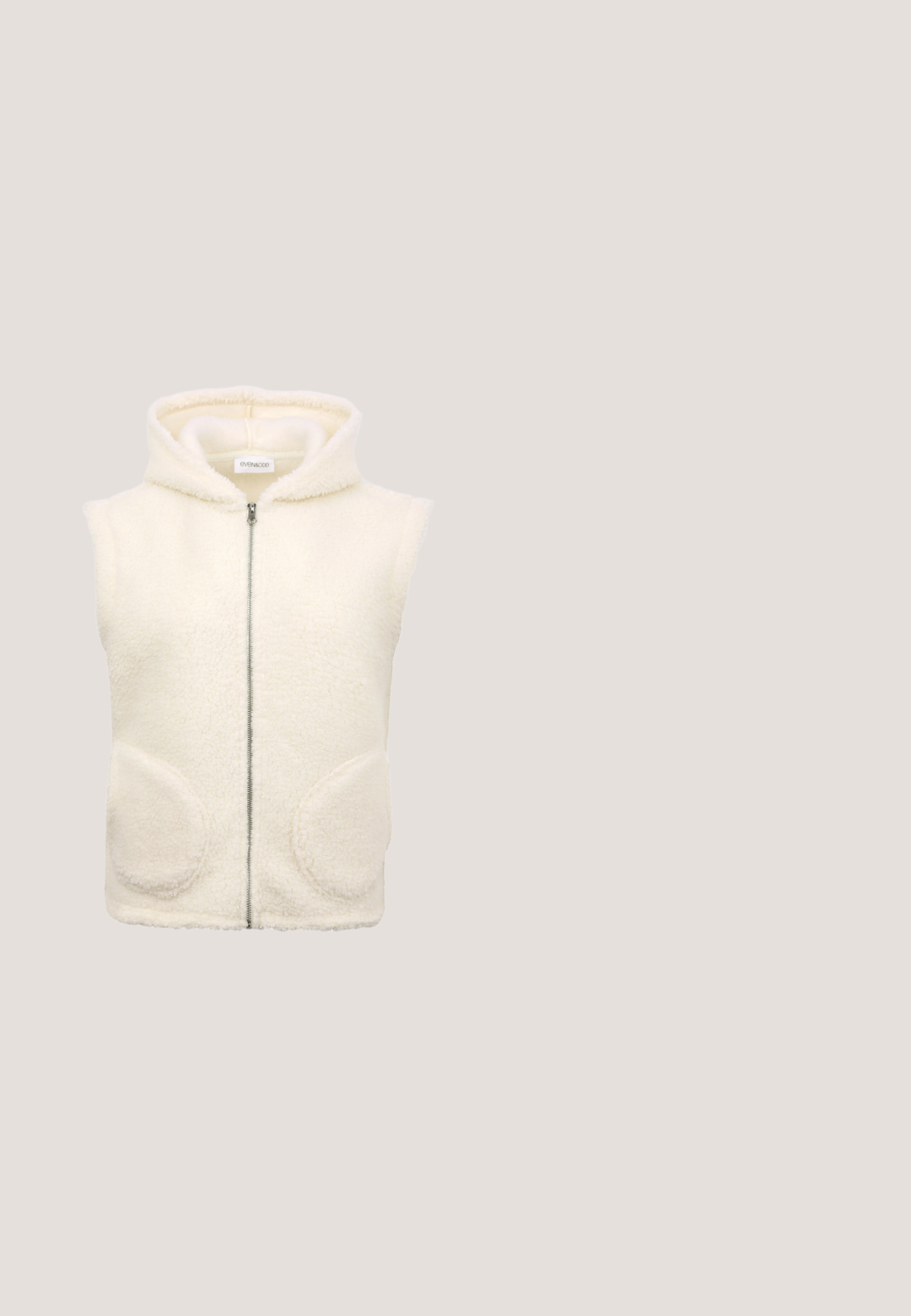 Ærmeløs cremefarvet fleecevest med hætte, lynlås foran og to afrundede forlommer, vist på en lys baggrund.; Langærmet top i et gradientdesign, der går fra creme til rød. Fremstillet af glat stof med en tætsiddende silhuet og rund halskurv.; Lyseblå denimoveralls med justerbare stropper, lomme foran og knapdetaljer på siderne. Afslappet pasform med tilspidsede ben.; Hvide sneakers med et chunky design, fremstillet af læder og syntetiske materialer, med teksturerede detaljer, snørebånd og et fremtrædende logo i guld.; Sort quiltet taske med cylindrisk form, lavet af blødt materiale. Har en sort rem og sølvhardware. Lynlås lukning.; Øreringe i sølvfarvet tone med uregelmæssig form og bagerste lukning med stift, placeret på en ensfarvet hvid overflade.