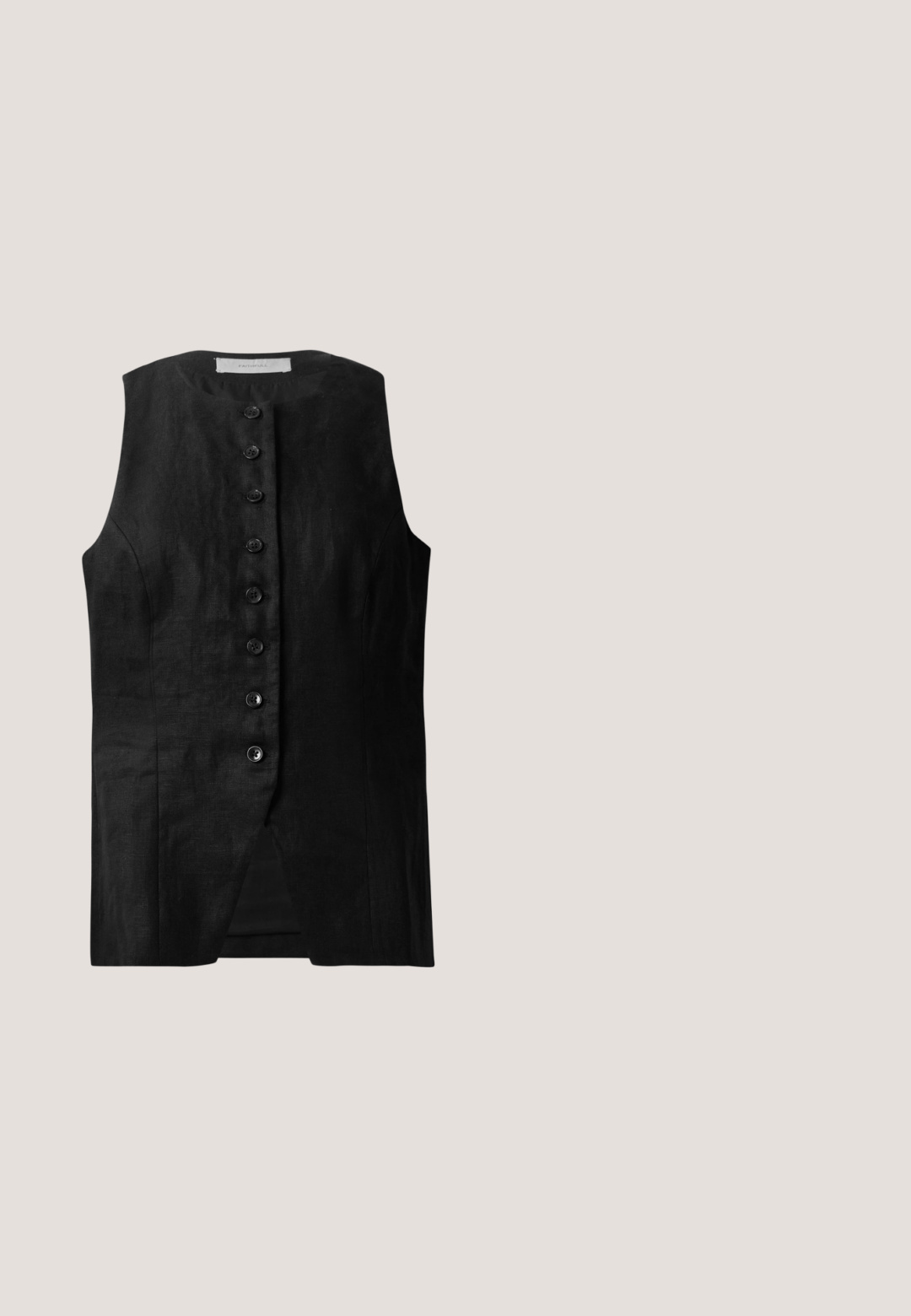 Chaleco negro sin mangas con corte recto, que presenta un cierre frontal de botones y una textura sutil. La tela parece ligera y suave.; Top negro sin mangas con cuello alto, con filas horizontales de círculos metálicos plateados y un diseño de tejido texturizado.; Pantalones negros de pierna ancha hechos de lino con una textura suave, que presentan una cintura alta, pliegues delanteros y sin herrajes ni adornos visibles.; Sandalia de tacón de cuero negro con correa en el tobillo, punta abierta, frente cuadrado y detalle en hardware plateado. Diseño ajustado con un perfil elegante.; Bolso de mano negro de piel patentada con asas redondeadas, una correa de hombro desmontable y cierre de broche plateado sobre un fondo blanco liso.; Pendientes en forma de serpiente con tono dorado adornados con pequeños cristales claros sobre un fondo claro liso.
