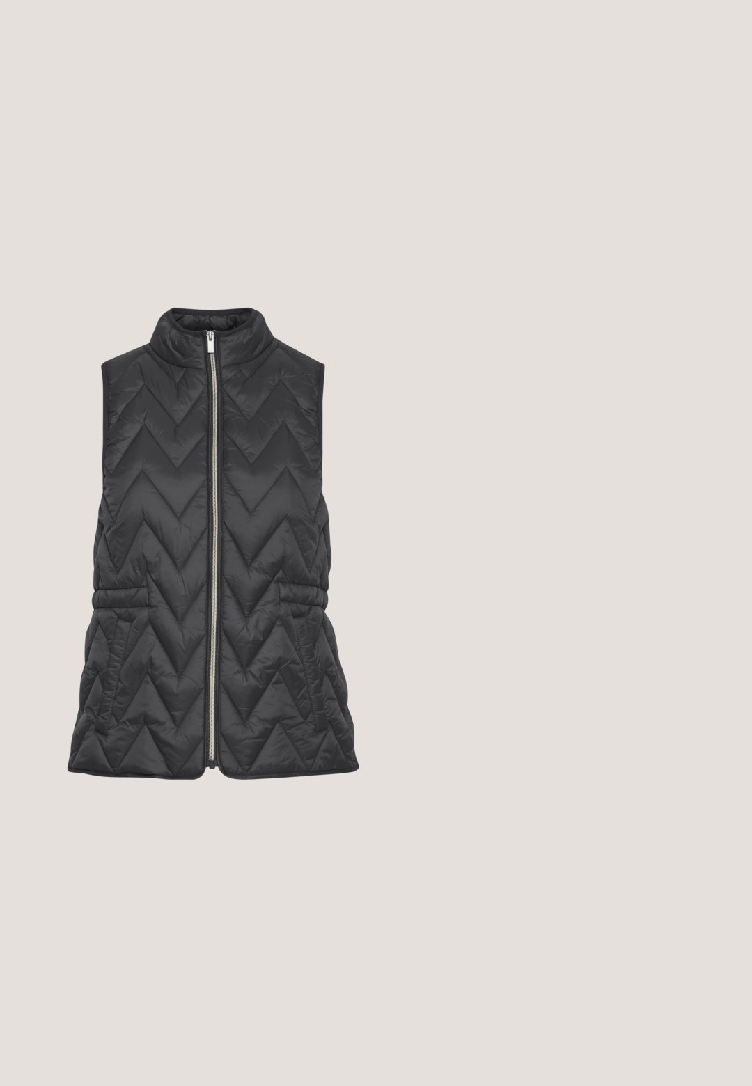 Zwarte gewatteerde vest met een hoge kraag, voorzien van een chevronpatroon, een rits aan de voorkant en elastische plooien bij de taille voor een aansluitende uitstraling.; Zwarte sweatshirt met een hoge hals, lange mouwen en geribbelde manchetten. Gemaakt van een gestructureerde, rekbare stof en heeft een aansluitende zoom.; Zwarte katoenen T-shirt met korte mouwen, ronde hals, voorzien van een kleine witte hartborduring op de linkerkant van de borst. Zachte textuur, casual pasvorm.; Zwarte rechte broek met knoopsluiting, riemlussen en een klein flapzakje aan de rechterkant dicht bij de tailleband.; Zwarte sneakers met witte accentstrepen, textuur leer en suede materialen, ronde neus en een dikke, geribbelde rubberen zool.; Zwarte leren crossbodytas met structuur, voorzien van een beige-grijs gestreepte stoffen riem en een bruine teddybeer sleutelhanger met een zwarte strik.