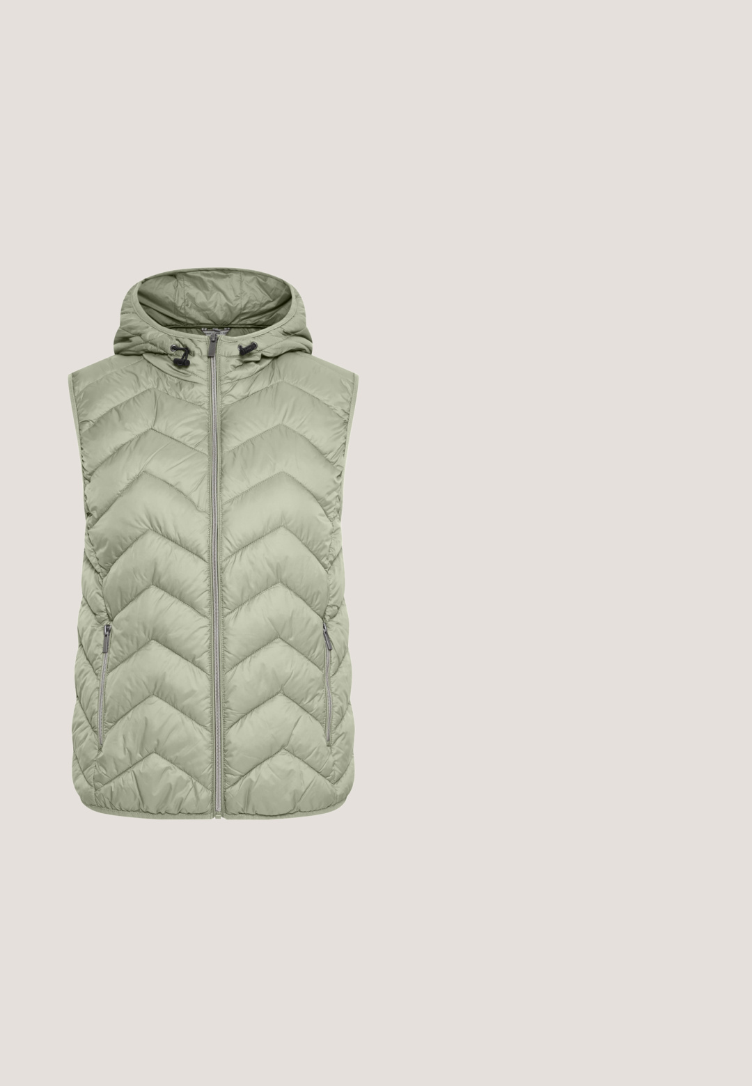 Lys grøn puffer vest med hætte, prydet med et chevron quiltet mønster, frontlynlås og to sidelommer med lynlås.; Plain olivengrøn langærmet sweatshirt med ribkanter ved ærmer, bund og rund hals, vist forfra på hvid baggrund.; Langærmet beige skjorte med hvide horisontale striber og en lille "LITTLE" tekst nær kanten på en ensartet hvid baggrund.; Cargo bukser i mørkegrå bomuld med lige skæring. Har to sidelommer og en polyesterknaplukning. Holdbart stof med let struktur.; Sko lavet af lys beige læder og grøn ruskind. Har en tekstureret beige gummisål og lysegrønne snørebånd. Minimalistisk design.; Kryd kroppen taske i olivengrøn tekstur med beige og hvide vævede justerbare strop og guldfarvet mærkelogo på forsiden.