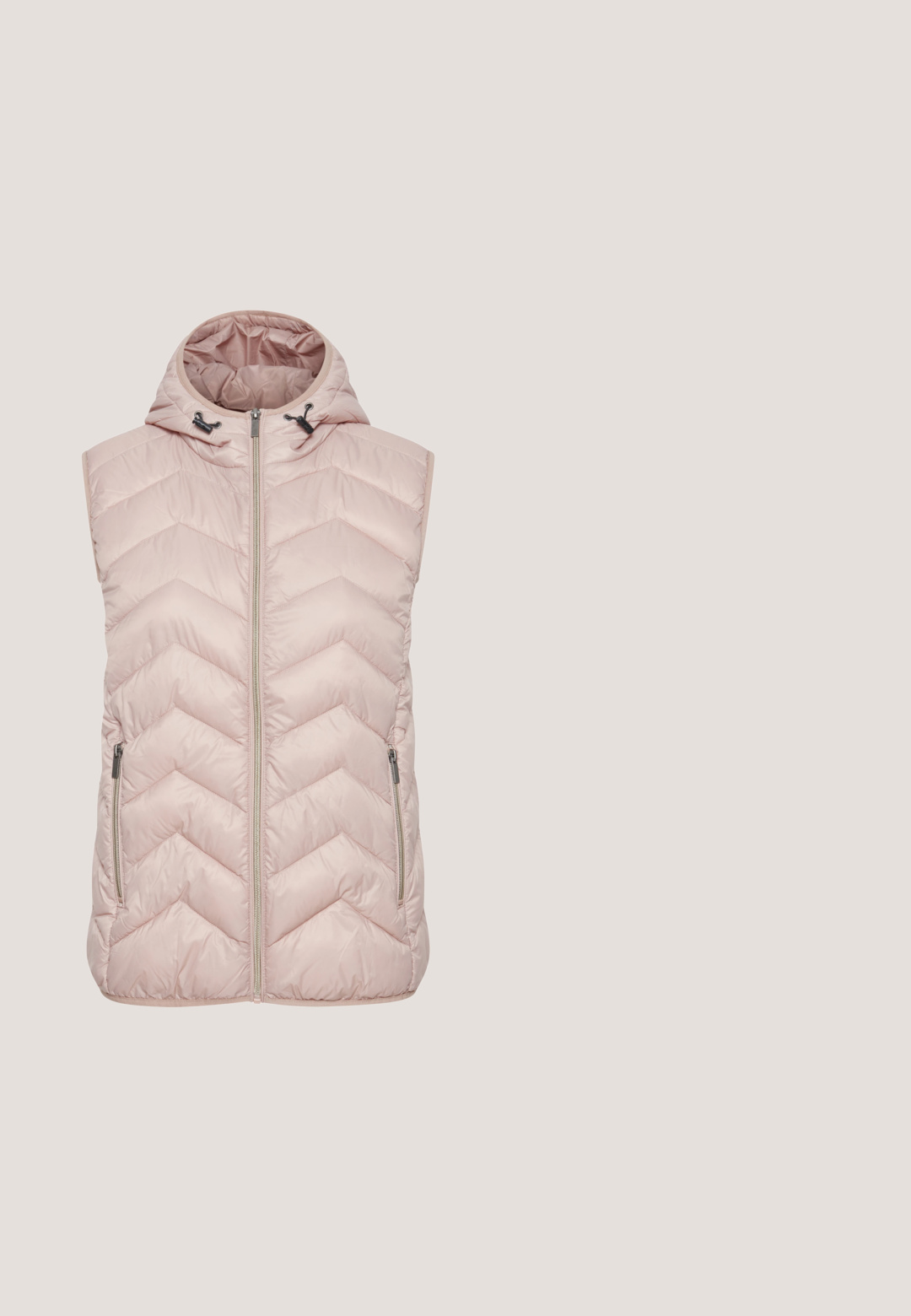 Polstret ærmeløs vest i lys pink med et chevronmønster, hætte, lynlås foran og to sidelommer med lynlås. Glat, quiltet tekstur.; Strikket højhalset sweater i blød ferskenfarve med struktureret kabelmønster, lange ærmer og et vævet mærke på kanten.; Lyserøde sweatpants med elastisk talje og snor, skråt tilspidsede ben, forlommer og blødt, struktureret stof.; Pepe Jeans ARI SNUG - Sneakers - ash rose pink; Lyserød quiltet tote bag med to håndtag, der har et rektangulært mærke på siden, som står "STUDIO BERLIN." Blød tekstur og generøs størrelse.; Guldfarvet metalarmbånd med prægede røde roser og grønne vinranker. Glat tekstur med et enkelt, åbent design.