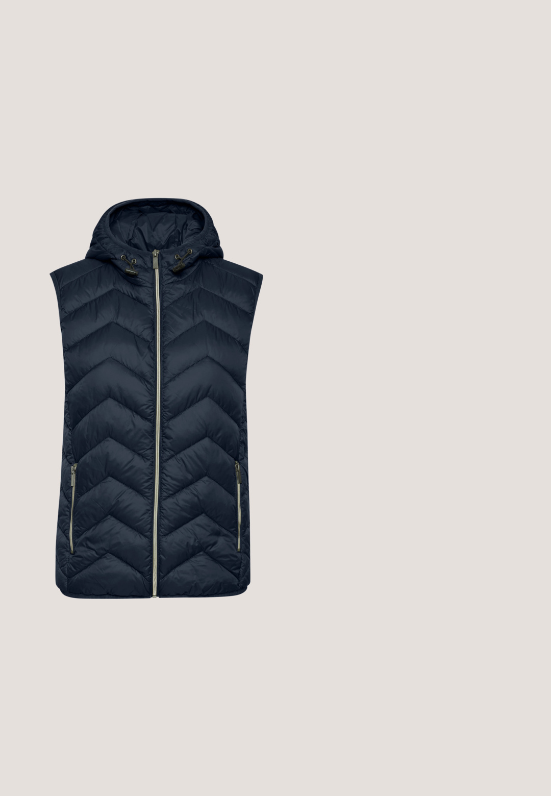 Mørkeblå ærmeløs vest med et chevron-quiltet mønster, justerbar hætte og lynlåslukning foran. Har to sidelommer.; Oxmo OMAYA - Sweatshirt - insignia blue; Langærmet t-shirt i marineblå, lavet af blød bomuld, med rund halsudskæring og en afslappet pasform, uden mønstre eller pynt.; Mørkegrå fleece joggerbukser med elastisk talje, snøre, sidelommer og oppleggede ankler.; Marinefarvet tekstureret stofsneaker med snørebåndsdesign, kontrasterende hvid mellemsål og gummisål for greb og holdbarhed.; Marineblå stof skuldertaske med en buet form, lynlåslukning og en lille aftagelig pung. Har et struktureret læderdetalje.