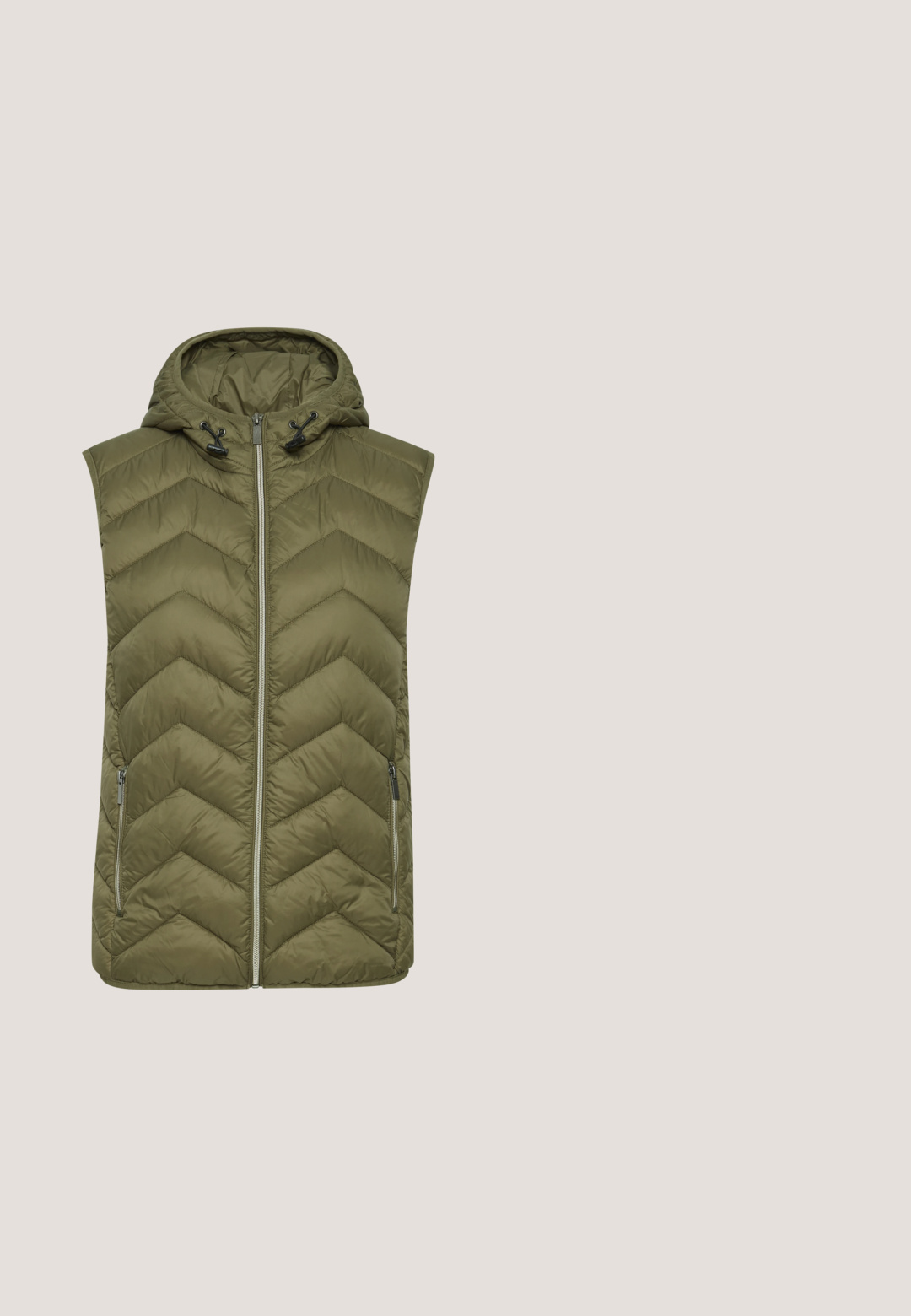 Chaleco acolchado en verde oliva con capucha, que presenta un patrón de chevrón, cierre frontal y dos bolsillos laterales con cremallera. Textura suave.; Suéter de mangas largas color marrón claro, hecho de una tela suave, con un cuello redondo y textura acanalada. Diseño sencillo y sin adornos.; Joggers de mezcla de algodón en verde olivo, con cintura elástica y cordón, dos bolsillos laterales y un diseño de pierna ajustada.; Zapatilla deportiva de perfil bajo en verde claro con suela blanca, cierre de cordones en la parte delantera, lengüeta blanca en el talón y marca "s.Oliver" en el lateral.; Bolso bandolera verde oliva con cremallera superior, correa marrón ajustable y pequeño logo de la marca en plata en el centro delantero.; Pendientes de gota de resina verde con un acento curvado en tono dorado y poste de perno, con una textura suave y forma de lágrima.