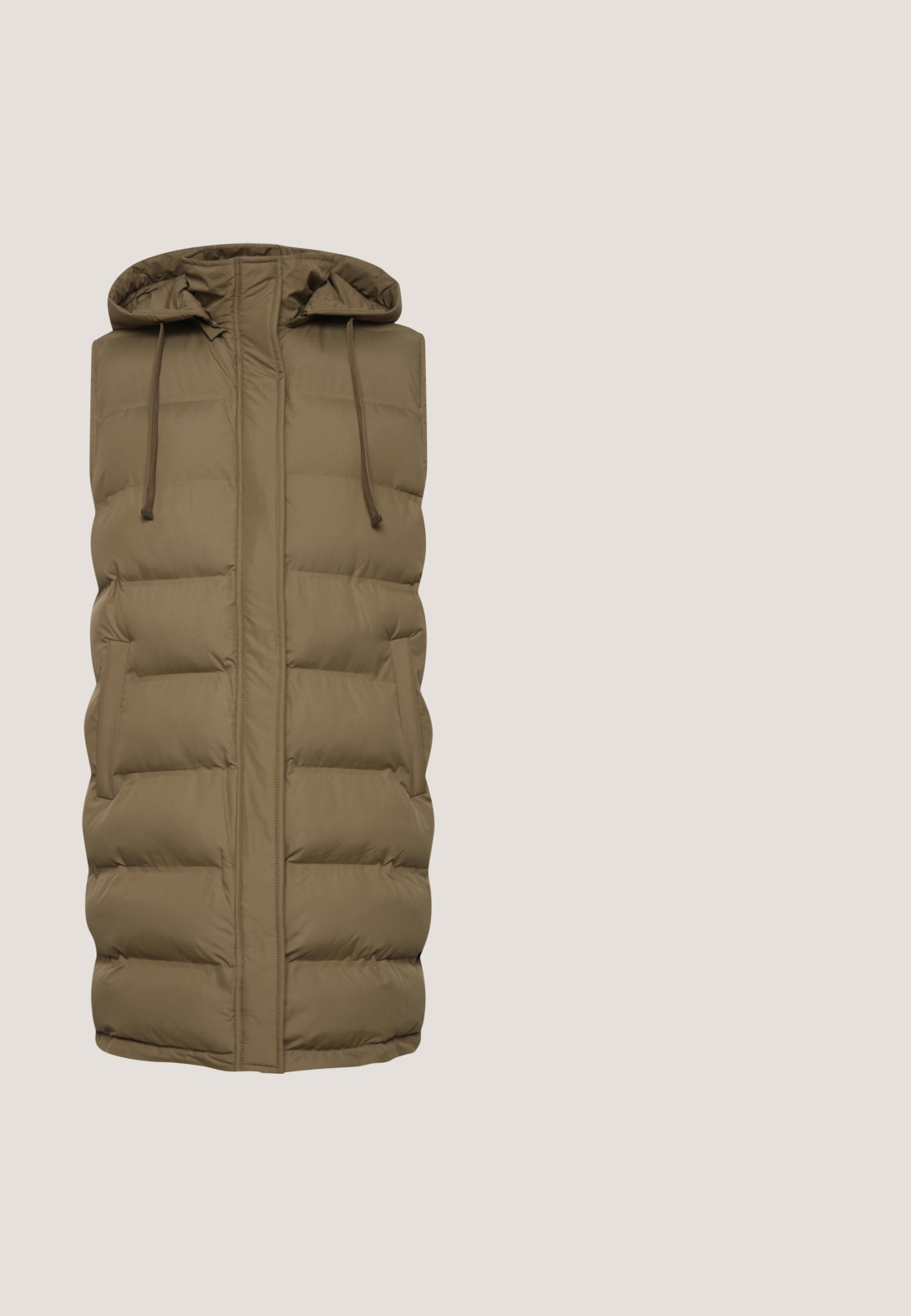 Chaleco acolchado marrón con capucha, que cuenta con una cremallera frontal y dos bolsillos laterales. La tela es suave con una textura acolchada y cuerdas ajustables.; Suéter marrón de punto con cuello redondo y mangas largas, con puños y dobladillo de canalé, etiquetado como "Mi guardarropa esencial."; Camiseta de cuello alto de manga larga a rayas marrón y blanca, hecha de una tela acanalada, con una silueta ajustada y un cuello alto.; Pantalones de lino de color verde oliva de corte holgado con cintura elástica y cordón ajustable en la parte delantera.; Zapatillas en tono arena con un upper de cuero liso, cuello acolchado y cordones naranjas. Presenta una suela texturizada y elementos de diseño minimalistas.; Clutch trenzado marrón hecho de un material similar al caucho, con forma rectangular y estrías verticales en un patrón de cruz.