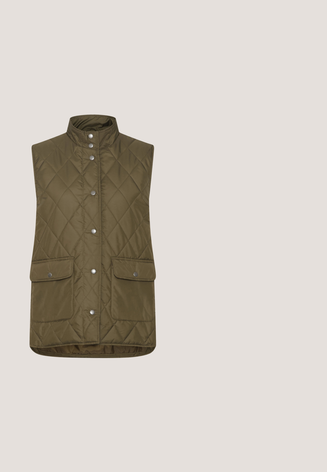 Chaleco acolchado verde olivo con un alto cuello, cierre de botones a presión y dos bolsillos frontales. Textura suave con costuras en patrón de diamante.; Suéter de mangas largas color marrón claro, hecho de una tela suave, con un cuello redondo y textura acanalada. Diseño sencillo y sin adornos.; Pantalones ajustados en verde oliva con una textura suave, que cuentan con una cinturilla plana y dos bolsillos traseros. Corte recto, detalles mínimos.; Zapatilla de ante beige con acentos blancos, suela gruesa estriada, punta redonda y diseño de cordones que incluye cordones planos y detalle del logo en el lado.; Bolso tote de cuero trenzado color verde oliva con asas redondeadas anudadas en ojales plateados, de pie sobre un fondo blanco.; Pendientes de trébol de cuatro hojas verdes con borde dorado y una pequeña perla blanca en el centro de cada conjunto de hojas.