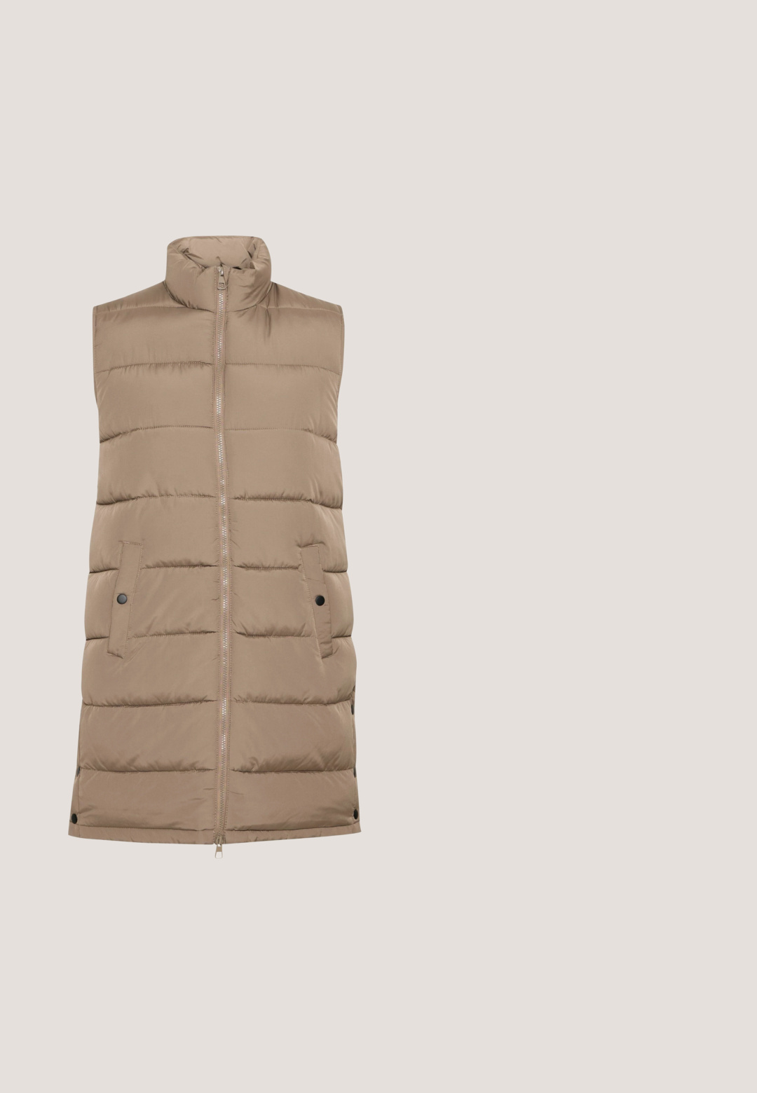 Tan puffer vestti, jossa on korkea kaulus, vetoketju edessä, kaksi sivutaskua ja vaakaompelutyötä. sileä pinta, keskivartalon pituus.; Raidallinen neulevaate kreeminvärisessä ja oliivinvihreässä, jossa on ribattu pyöreä pääntie, pitkät hihat ja istuva helma. Pehmeä neulostyyppinen rakenne.; Fransa FRAURORA PU - T-paita - whisper white; Beiget, pehmeätekstuuriset housut joissa on joustava vyötärö, suora lahjetyyli ja ei näkyviä saumoja, sopivat rentoon pukeutumiseen.; Ruskeat lenkkarit, joissa on pörröinen beige pinta, mokkanahkaisuosia ja paksu, uurrettu beigenvärinen pohja. Varustettu nauhakiinnityksellä ja hienovaraisella brändäyksellä.; Beige nahka olkalaukku, jossa on sileä pinta, yksinkertainen hihna ja mustat yksityiskohdat, suorakaiteen muotoinen ja hienovaraiset metalliosat.