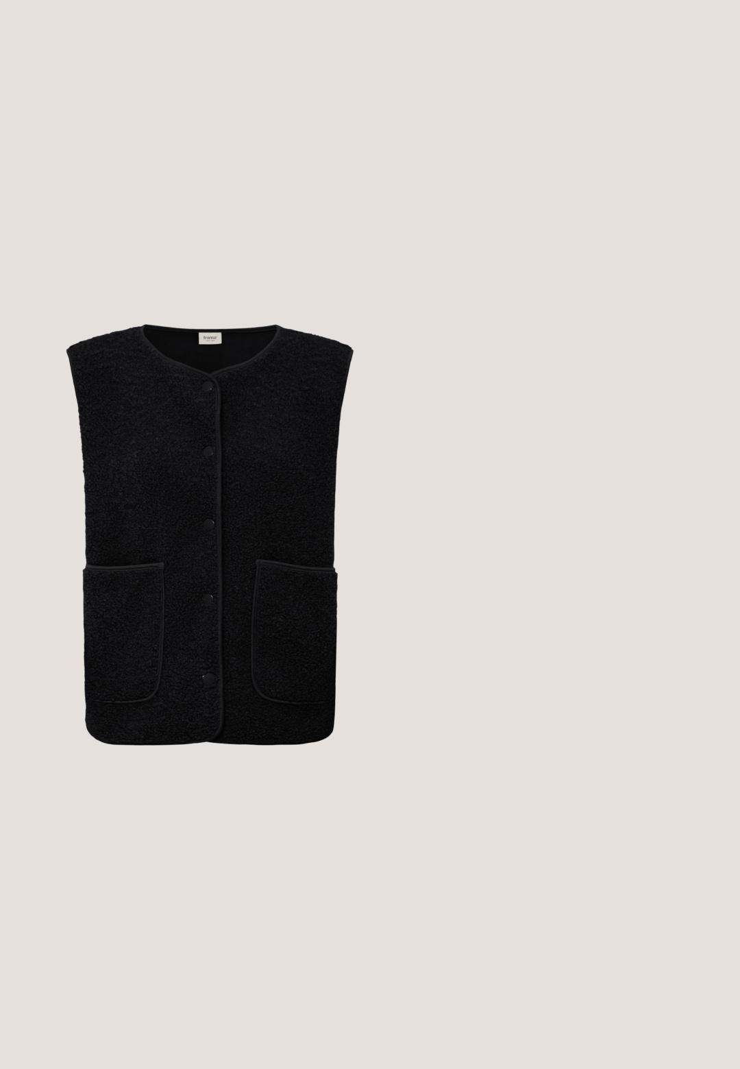Zwarte mouwloze gestructureerde bodywarmer met ronde hals, drukknoopsluiting aan de voorkant en twee opgestikte voorzakken.; Zwarte lange mouwen top van gladde stof, met een mock neck ontwerp en een gegolfde zoom. Geen zichtbare patronen of hardwareaccenten.; Zwarte broeken met een elastische tailleband en een strik. Heeft een rechte pijpontwerp, een gladde textuur en geen zichtbare patronen of accenten.; Zwarte sneakers met witte accentstrepen, textuur leer en suede materialen, ronde neus en een dikke, geribbelde rubberen zool.; Zwarte crossbodytas met meerdere zakken, verstelbare schouderriem en klein afneembaar rond tasje, beide met goudkleurige ritsdetails.; Gouden kettingarmband met een minimalistisch kruischarme, met een tekstuur van schakels en een karabijnhaak sluiting.