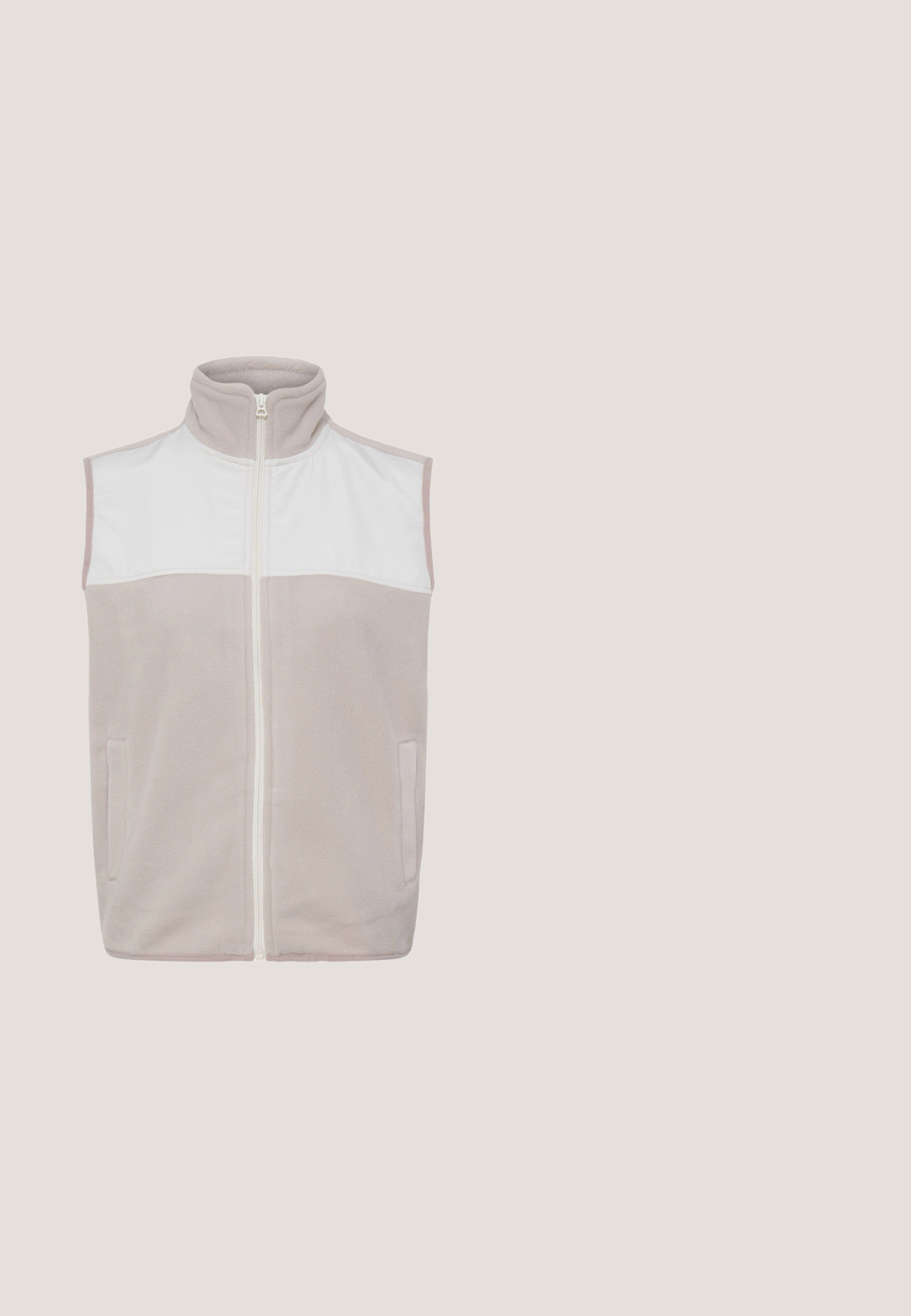 Ärmellose hellbeige Fleeceweste mit weißer Passe, durchgehendem Frontreißverschluss, Stehkragen und zwei Fronttaschen.; Sweatshirt mit Farbblockdesign in Creme und Hellbraun, mit gewellten Saumdetails und gerippten Ärmelbündchen. Glatte Textur, lässige Passform.; Weißes Kurzarmoberteil mit V-Ausschnitt und lockerer Passform mit einem gerafften Saum. Glatter, leichter Stoff mit einer dezenten Textur.; Beige Jogginghosen mit elastischem Bund und Kordelzug. Enganliegende Bündchen an den Knöcheln. Hergestellt aus weichem, strukturiertem Stoff.; Helle Beige Sneaker mit einem oberen Netzmaterial, Schnürverschluss und einer weißen dämpfenden Außensohle mit wellenförmigem Design und subtilen Branding-Details.; Beige Leder Hüfttasche mit verstellbarem Riemen, Reißverschluss-Hauptfach und subtilen, geschwungenen Nähten auf der Vorderseite.