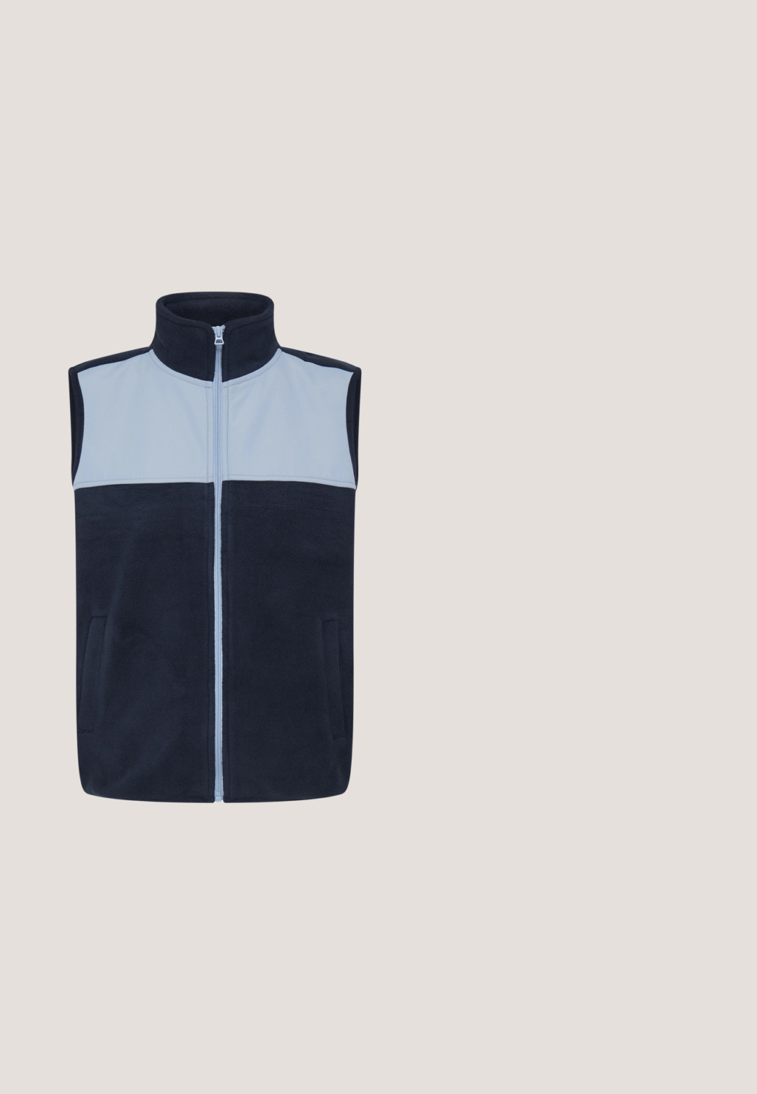 Ärmellose Fleece-Weste mit Reißverschluss und hohem Kragen, hellblaues Oberteil und dunkelblauer unterer Bereich mit Taschen auf beiden Seiten.; Oxmo OMAYA - Sweatshirt - insignia blue; Marineblaues Sweatshirt mit kurzen Ärmeln und Rundhalsausschnitt mit weißem kreisförmigem Text „Effortless Chic Fashion Club Since 1968“ auf der Vorderseite.; Marineblaue Hose mit weitem Bein, elastischem Bund und weißem Kordelzug mit silbernen Enden, auf weißem Hintergrund gezeigt.; Blauer sportlicher Sneaker mit weißer Sohle, atmungsaktivem Mesh-Obermaterial, Schnürdesign und Belüftungslöchern entlang der Zwischensohle.; Navy-blau gesteppte Einkaufstasche mit zwei stabilen, runden Griffen und rechteckiger Form. Verfügt über ein kleines schwarzes Etikett mit dem Text "STUDIO BERLIN".