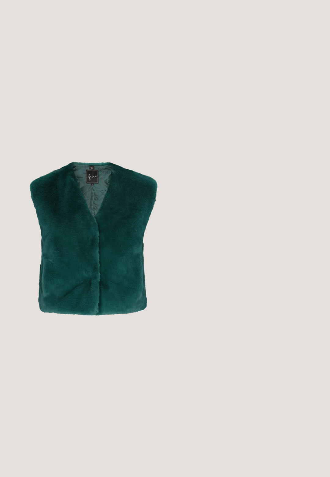 Chaleco de pelo sintético en verde azulado con escote en forma de V y diseño sin mangas. Textura suave y sin cierres visibles, con un forro acolchado. La etiqueta interior dice "faina."; Sudadera de forro polar negro con cuello alto, cierre de cremallera y puños de canalé. Presenta un acabado texturizado y detalles bordados en la parte frontal.; Top corto blanco de canalé con escote redondeado. Presenta un detalle de firma bordado en negro. Textura suave y diseño ajustado.; Shorts de imitación cuero negro con cinturilla elástica, que presentan un acabado brillante y un dobladillo enrollado. Textura suave, longitud hasta media parte del muslo.; Zapatilla blanca con materiales de malla y cuero, puntera redondeada, suela gruesa, cintas prominentes y logo en el talón y la lengüeta.; Tarjetero negro acolchado de cuero Guess con logo dorado y clip de llavero dorado adjunto sobre un fondo claro liso.