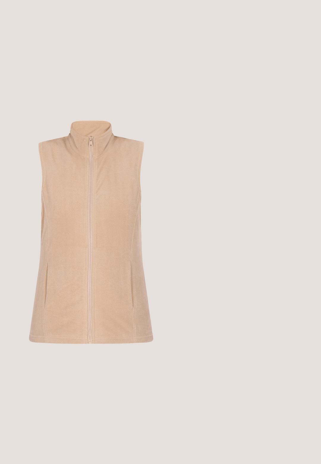 Beige ærmeløs fleece vest med høj krave, lynlås foran og to sidelommer; blød tekstur og tætsiddende design.; Beige langærmet strikket sweater med subtil vertikal ribstrik og rund halsudskæring, vist på en enkel hvid baggrund.; Brun ribbet langærmet top med rund hals og salatkanter på ærmer og bund, vist på hvid baggrund.; Blå denim flare jeans med en mid-rise talje, har stikninger, to frontlommer og en baglomme.; Brune læder snørebåndsstøvler med pelskrave, robust sål, metaløjer og tekstureret sidepanel detalje.; Crossbody taske i oliven grøn med et blomstermønster, lavet af syntetisk materiale. Har guld hardware og en dekorativ kvast.