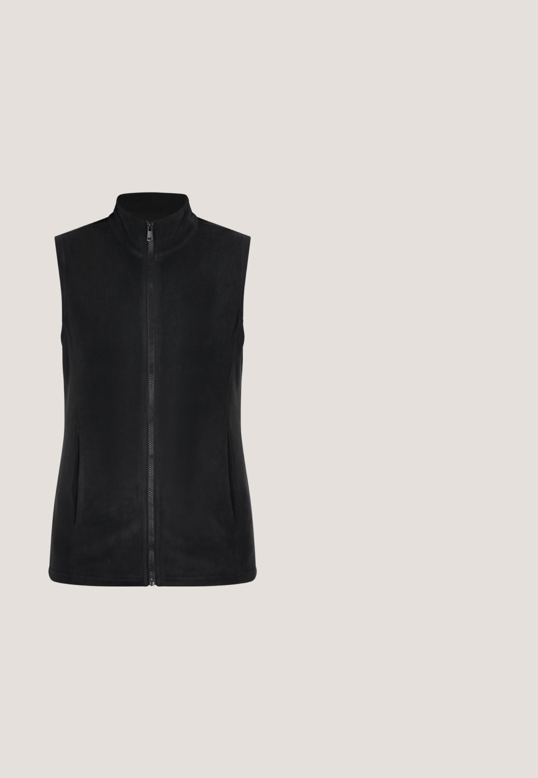 Zwarte mouwloze fleecevest met hoge kraag, een rits aan de voorkant en zijzakken, met een gladde textuur en eenvoudig ontwerp.; Zwarte coltrui met lange mouwen en geribde manchetten en zoom, afgebeeld op een witte achtergrond.; Zwarte broek met een grijze elastische tailleband, voorzien van twee voorkruiszakken en een rechte pijpdesign. Gemaakt van zachte, rekbare stof.; s.Oliver Enkellaarsjes met plateauzool - black; Zwarte handtas met patroon, voorzien van gouden hardware en een afneembare kleinere tas. Beschikt over een gestructureerd oppervlak en een verstelbare schouderriem.; Gouden ketting met een delicate schakel, met een druppelhanger met een ronde en een druppelvormige oranje accent. Eenvoudig ontwerp, verstelbare lengte.