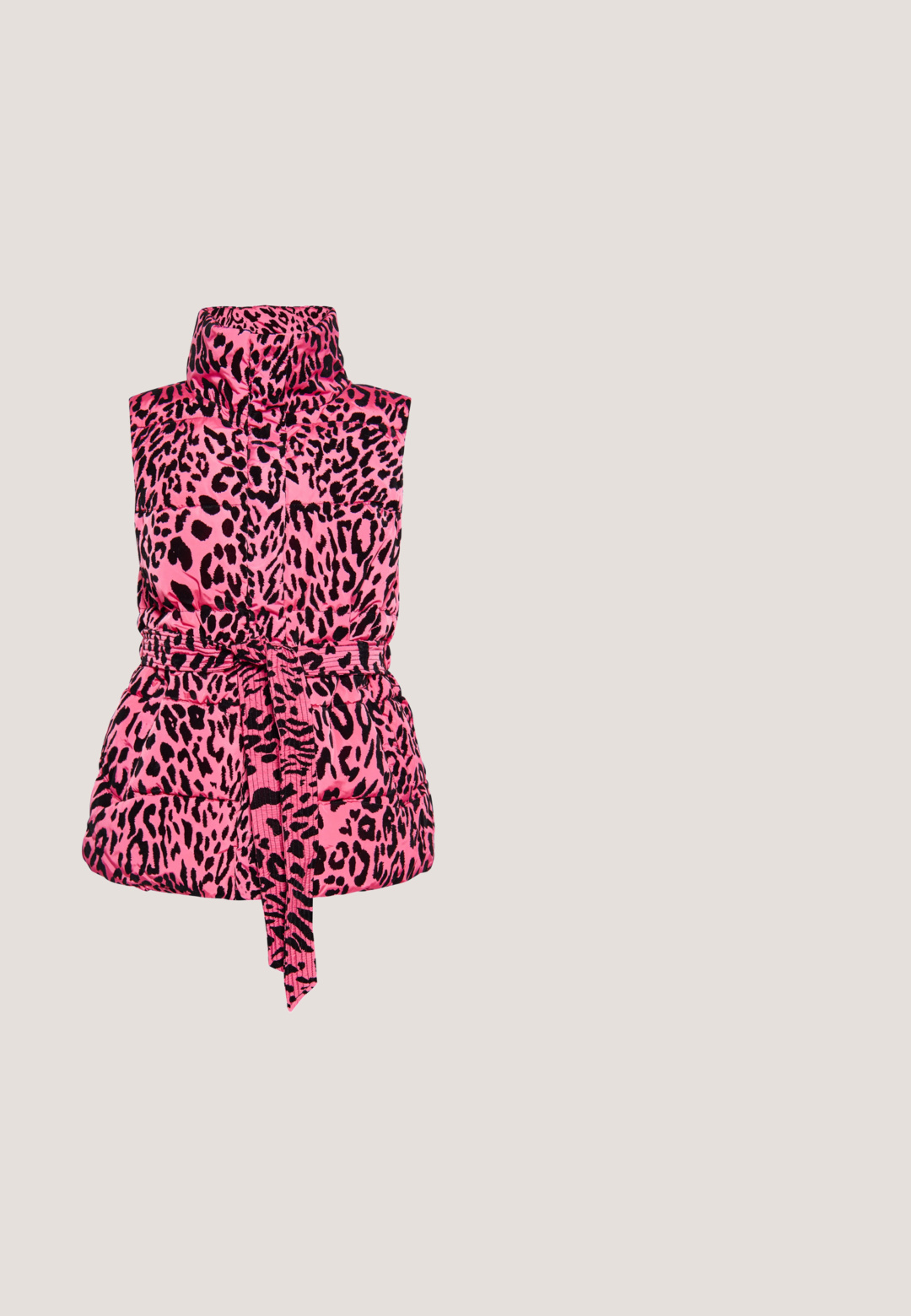 Polstret rosa vest med sort leopardprint, høj krave og bælte i taljen. Har en quiltet tekstur og to forlommer.; Lyserød t-shirt med korte ærmer og opkrogede kanter samt en stor hvid prikket hjerteomrids på forsiden.; Lyserøde og hvide ternede bukser med elastisk talje, cropped længde og en let bølget kant. Fremstillet af let ribbet stof.; Lyserød platform-sneaker med tyk sål, snørelukning foran og mærkenavnet "sprandi" på siden, vist i sideprofil mod hvid baggrund.; Pink skuldertaske lavet af glat syntetisk materiale. Har præget logotekstmønster, dobbelte håndtag og en øverste lynlåslukning.; Guldring med et stort, glat, afrundet fuchsia emalje midtpunkt. Indvendigt indgraveret med "SINGULARU." Enkel og moderne design.