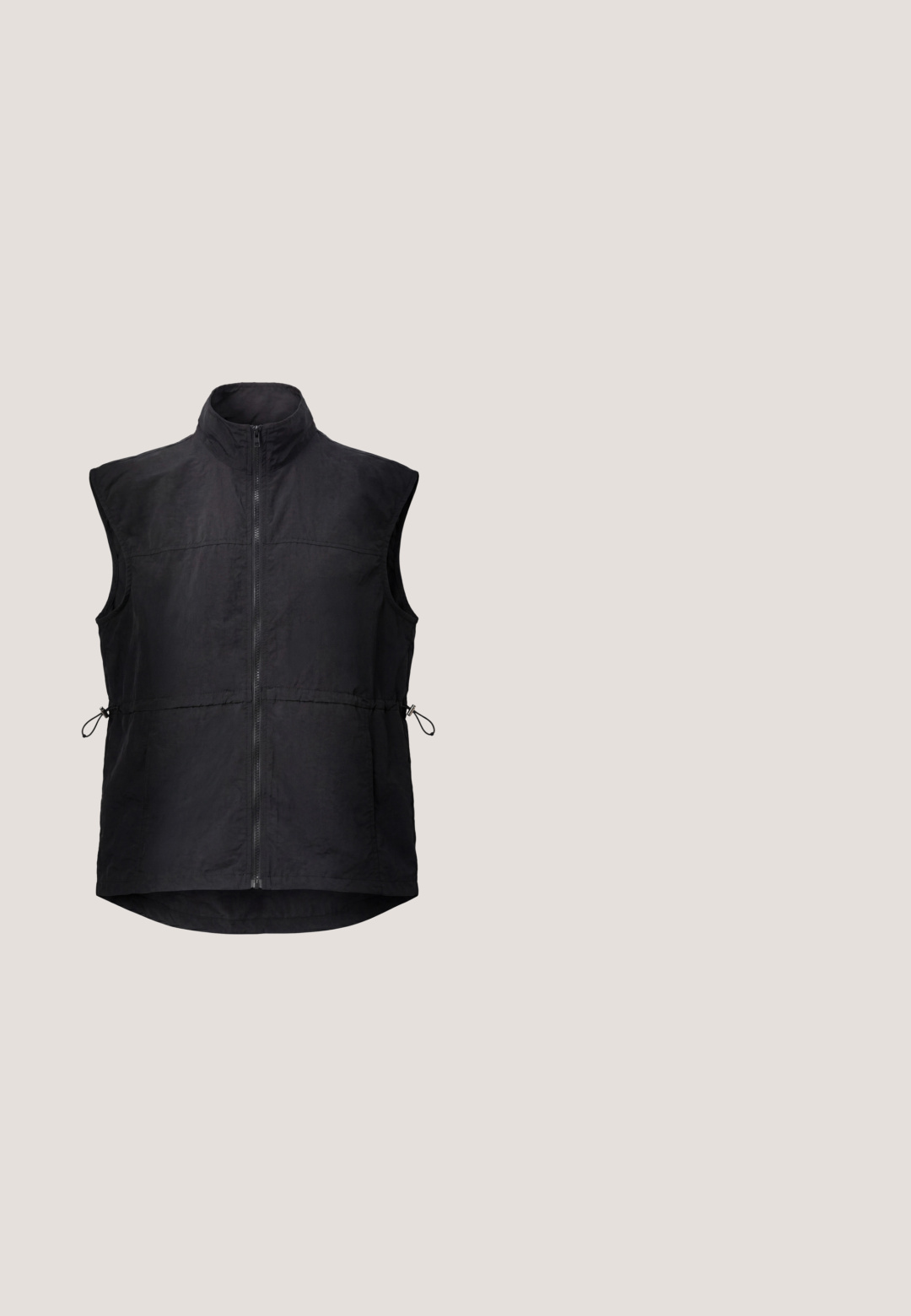 Zwarte mouwloze bodywarmer met hoge kraag, ritssluiting aan de voorkant en verstelbare trekkoorden aan beide zijden van de taille.; Fleece pullover in donker marineblauw, met een ritssluiting aan de voorkant, hoge kraag en een contrasterend zwart gedeelte op de borst met een zak en labeldetails.; Zwarte lange mouw t-shirt van zacht katoen. Ronde hals met een gladde textuur en rechte snit, zonder patronen of accenten.; Zwarte cargobroek van zacht materiaal; met een elastische tailleband, geribde boorden en twee grote zijzakken voor opbergruimte.; Zwarte waterdichte sportschoen met een gestructureerde mesh bovenkant, rubberen zool, elastische veters en minimale reflecterende accenten voor zichtbaarheid.; Zwart schoudertas in halvemaanvorm met gewatteerde riem en klein merklogo "Johnny Urban" in het midden aan de voorkant.