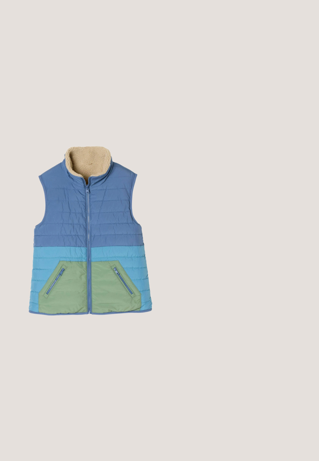 Veste matelassée sans manches avec le haut bleu clair, le milieu bleu moyen, des poches zippées vertes et une doublure polaire beige dans le col.; T-shirt rose à manches courtes en tissu doux, affichant le mot "soleil" dans des teintes et polices variées sur le devant. Col rond.; Jean slim bleu clair avec poches avant et arrière, passants pour ceinture, fermeture par boutons, lien à la taille et petites fentes aux ourlets.; Baskets en cuir et en daim arborant une palette de couleurs beige et orange, dotées d'une semelle texturée et d'accents de design en zigzag distincts.; Lunettes de soleil à monture beige avec des verres gris arrondis, conçues pour la protection solaire et le style.; Sac à épaule en matière synthétique texturée, avec un design géométrique aux couleurs blanche, beige et bleue. Bandoulière ajustable et accents métalliques.