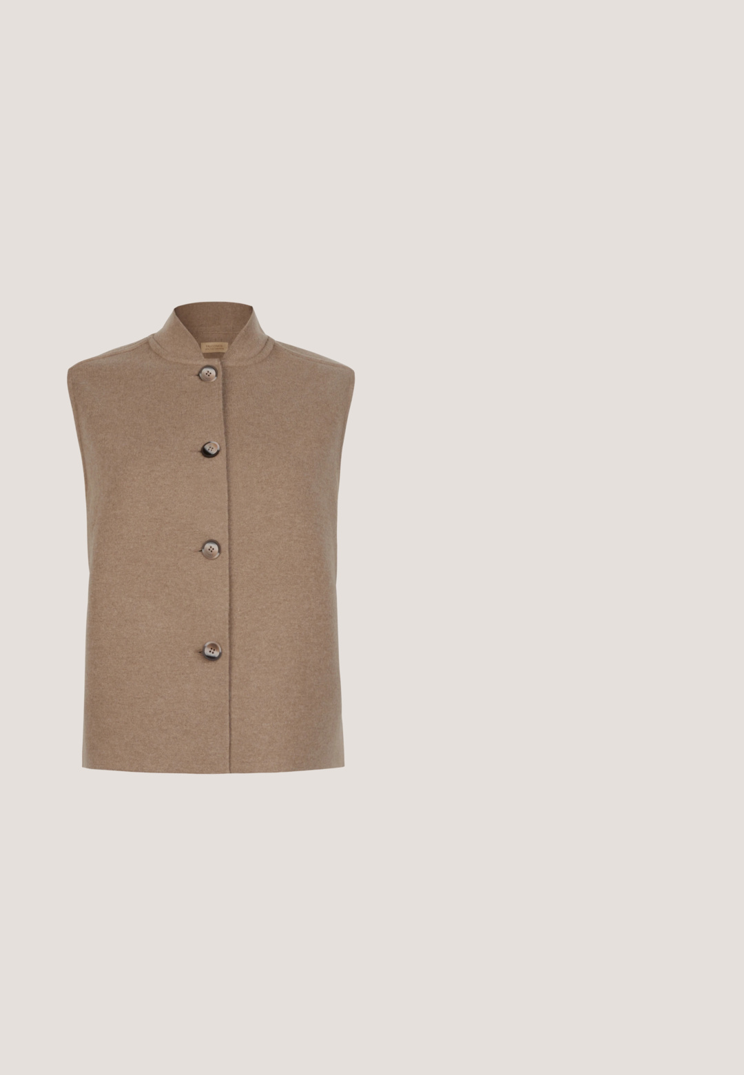 Mouwloos camelkleurig wollen vest met een hoge kraag en vier grote knopen middenvoor.; Bruine, getextureerde cardigan met ritssluiting, hoge kraag en geribbeld breipatroon. Heeft lange mouwen en een losvallend ontwerp.; Effen donkerbruine korte mouw T-shirt met ronde hals, plat neergelegd, met een klein wit merklabel aan de binnenkant van de halslijn.; Bruine, wijde broek van gladde stof; heeft voorplooien en een standaard tailleband. Minimalistisch ontwerp zonder zichtbare sluitingen.; Bruine suède lage sneaker met witte zool en "Dune"-logo aan de zijkant, platte veters en een buitenzool in kleur van kauwgom.; Carlheim SELENA - Handtas - brown