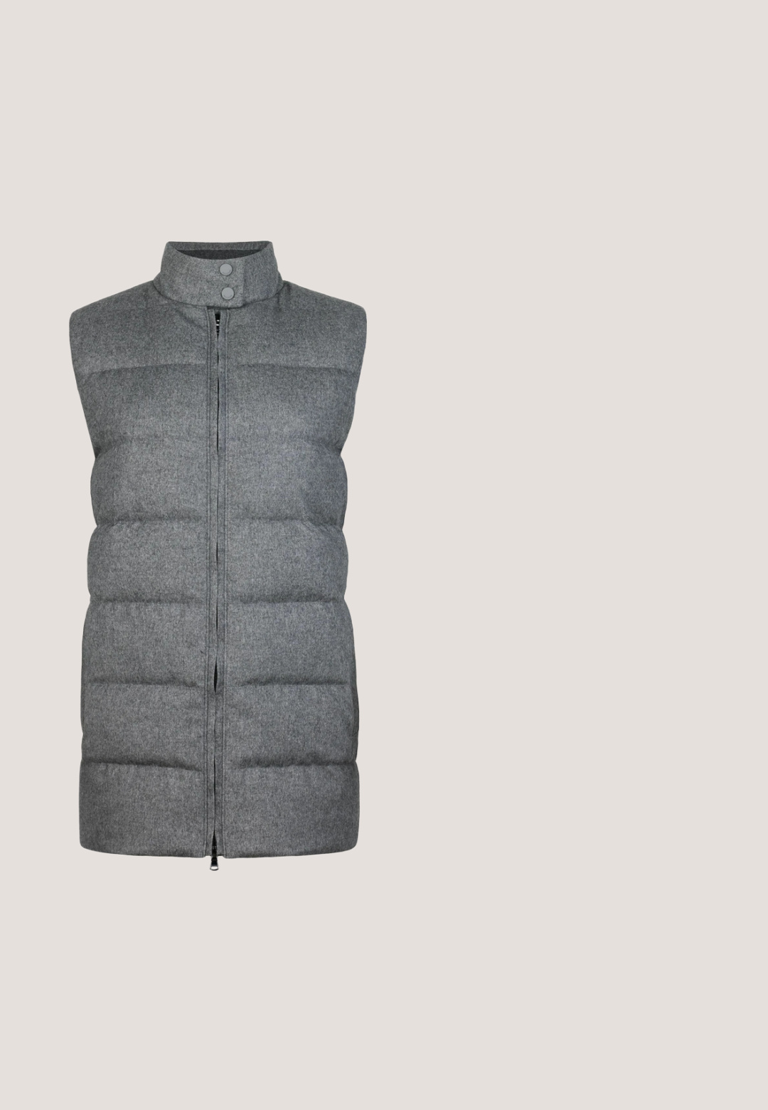 Grå puffervest med høj krave, to knaplukninger og frontlynlås. Den har en quiltet design og glat tekstur. Ingen ærmer.; Sort sweatshirt med lange ærmer, rund hals og ribbede manchetter. Har en glat tekstur og et diskret logo-detalje på fronten.; Mørkegrå sweatpants med brede ben, elastisk linning, snøre og lige søm, vist på en ensfarvet hvid baggrund.; Sort ruskinds slip-on ankelstøvle med rund tå, blød foring, trækflap ved hælen og ribbet gummisål.; Sorte rektangulære solbriller med tykke, blanke stel og mørke tonede linser, vist vinklet på hvid baggrund.; Sort lædertaske med klaplukning, sølvfarvet stanglås og justerbar skulderrem.