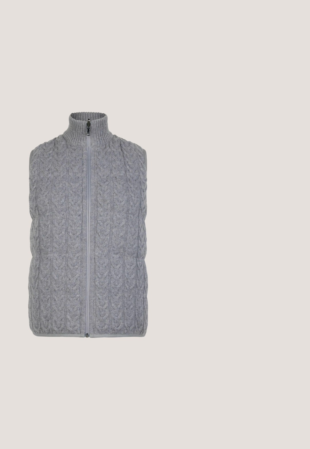 Hellgraue, kabelgestrickte, ärmellose Weste mit einem Frontreißverschluss und geripptem Stehkragen, auf weißem Hintergrund präsentiert.; Grauer, kurzärmeliger Rollkragenpullover aus geripptem Strickstoff, mit einer lockeren, kastenförmigen Silhouette und einem strukturierten Muster.; Graues Langarmshirt aus weichem, strukturiertem Stoff. Hat einen runden Halsausschnitt und eine lockere Passform mit leicht gesenkten Schultern.; Graue Wollhose mit Fischgratmuster, geraden Beinen, aufgeschlagenen Säumen und einem Bund mit Gürtelschlaufen.; Hochschuhe in metallic Silber mit gepolstertem Kragen, aus Wildleder und synthetischen Materialien, ausgestattet mit einer dicken Gummisohle mit strukturiertem Profil.; Graue Leder-Handtasche mit strukturierter Form, doppelten oberen Griffen und einem abnehmbaren Riemen. Besitzt eine strukturierte Oberfläche und ein geprägtes Logo-Detail.