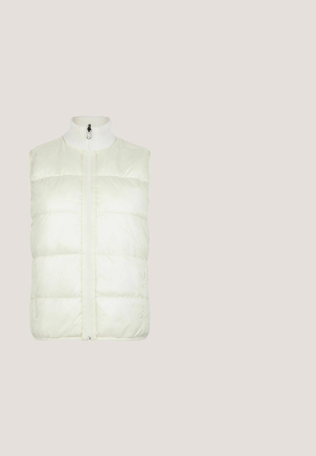 Hvid ærmeløs vest med høj krave, der har en ribbet tekstur og kabelstriksmønster, frontlynlås og en polstret udseende.; Hvid ribstrikket langærmet sweater med høj halsudskæring og snøredetalje foran med hvide snørrebånd og metaløjer.; Cremefarvede ribstrikkede bukser med flared design. Har en bred elastisk talje og lodrette striber for ekstra tekstur.; Hvid atletisk sneakers med metalliske sølv-detaljer og beige sål. Har et struktureret stof, en tyk sål og snørelukning.; Brune gradient solbriller med et bredt, vinklet design. Tilsvarende har stellet hvide accenter og et metallic logo på siden.; Hvid læderhandbag med en rund form, guld hardware og klaplukning. Inkluderer en aftagelig rem med et logo.