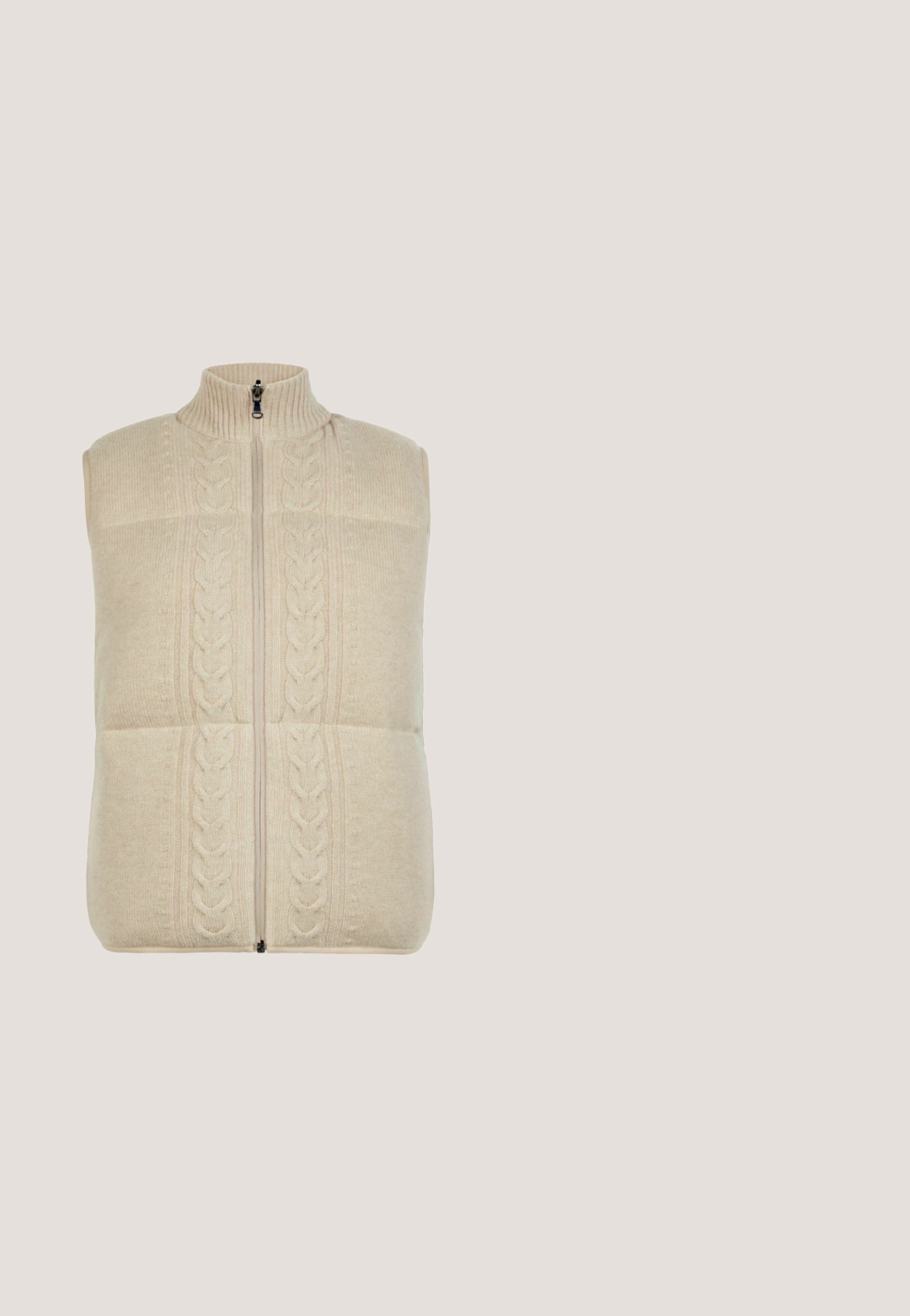 Cremefarvet strikket vest med høj krave, lynlås-lukning og flettet mønster foran, der har et tekstureret, blødt stof.; Beige ribbet pullover med høj krave og kvart lynlås. Har lange ærmer, en afslappet pasform og et struktureret strikkemønster.; Hvid turtleneck bluse med lange ærmer. Glat tekstur og tætsiddende design, med et lille mærke-logo på den nederste venstre side.; Beige brede bukser lavet af blødt stof, med elastisk talje og to forlommer. Glat tekstur med et rent design.; Brune sneaker med fluffy beige tekstur, suede detaljer og en tykk, ribbet beige sål. Har snørebåndslukning og diskret branding.; Beige bæretaske med ribbet stofhåndtag og sider, glat frontlomme og "KAPTEN & SON"-logo centreret på frontlommen.