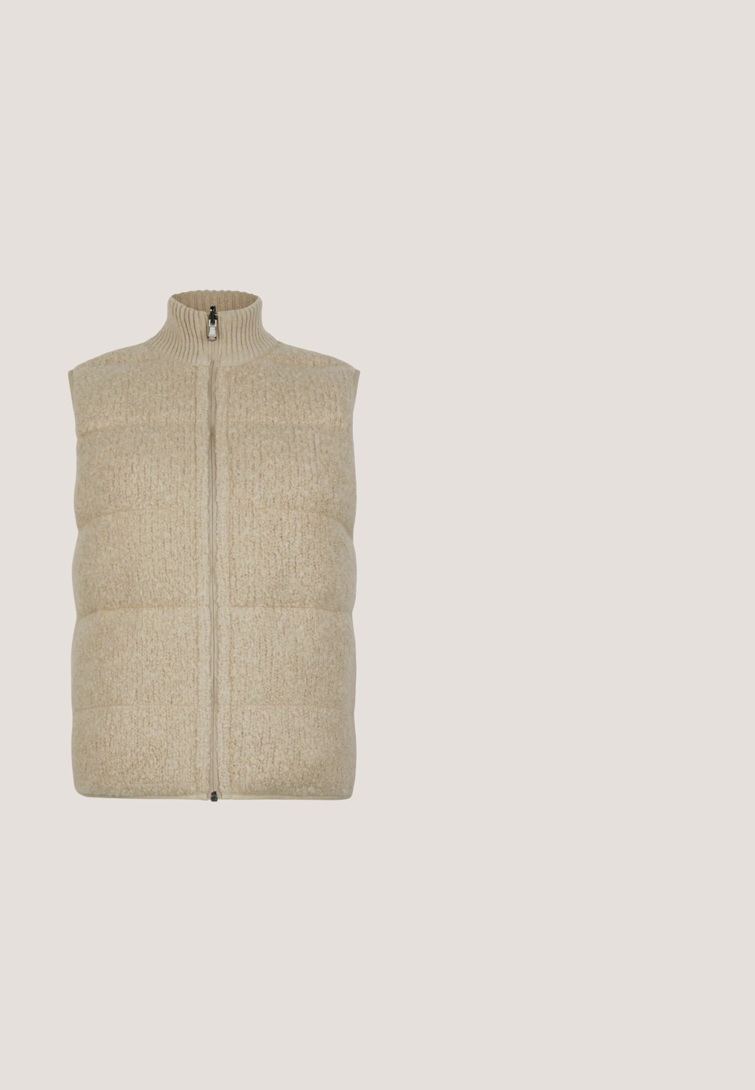 Beige fleece vest med høj krave, vandret quiltet mønster og lynlås foran. Tekstureret stof giver varme og komfort.; Lys beige langærmet turtleneck top lavet af ribbet stof, der har en kvart lynlås ved halsen og en tætsiddende pasform.; Bredde bukser i et lysebeige stof, der har en glat tekstur og for-pleats, med en skræddersyet talje og ingen synlig hardware.; Beige flad loafer med en tekstureret, pelslignende overflade, sort sål og en bred rem tværs over skoens øverste del.; Brune skildpadde-solbriller med en kraftig firkantet stel, gradientbrune linser og diskret logo-detalje på venstre brillegaffel.; Beige vævet skuldertaske med en buet topkant og enkelt strop, med et lille gyldent "BOSS" logo på forsiden i midten.