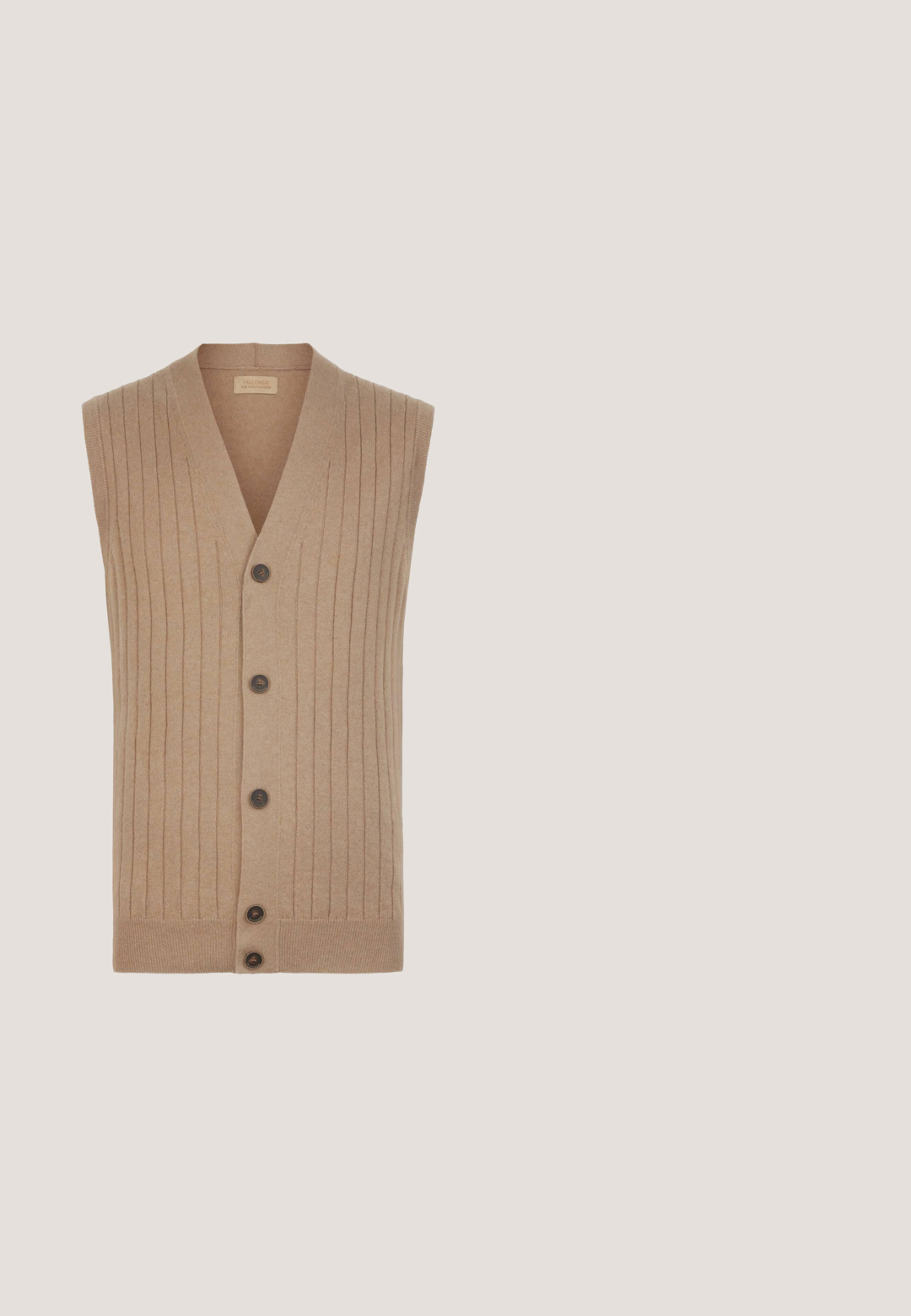 Beige strikket vest med vertikal ribstruktur, V-hals og seks brune knapper foran. Uden ærmer, blødt stof.; Langærmet cremesweater med et tekstureret strikdesign, der har en lynlåskrave og ribbede manchetter og kant for et tætsiddende look.; Beige plisserede bukser med bæltestropper og sidelommer, lige ben, lavet af glat stof.; Brun ruskind slip-on loafer med flad gummisål, lav hæl og rund tå, vist fra siden på en hvid baggrund.; Rektangulære bruntonede stel-løse solbriller med gyldne metalstel og mørkebrune bøjede endestykker.; Brun læder dokumentmappe med struktureret overflade, dobbelt topkroge, justerbar skulderrem og hardware i guldtonet, med lynlås lukning.