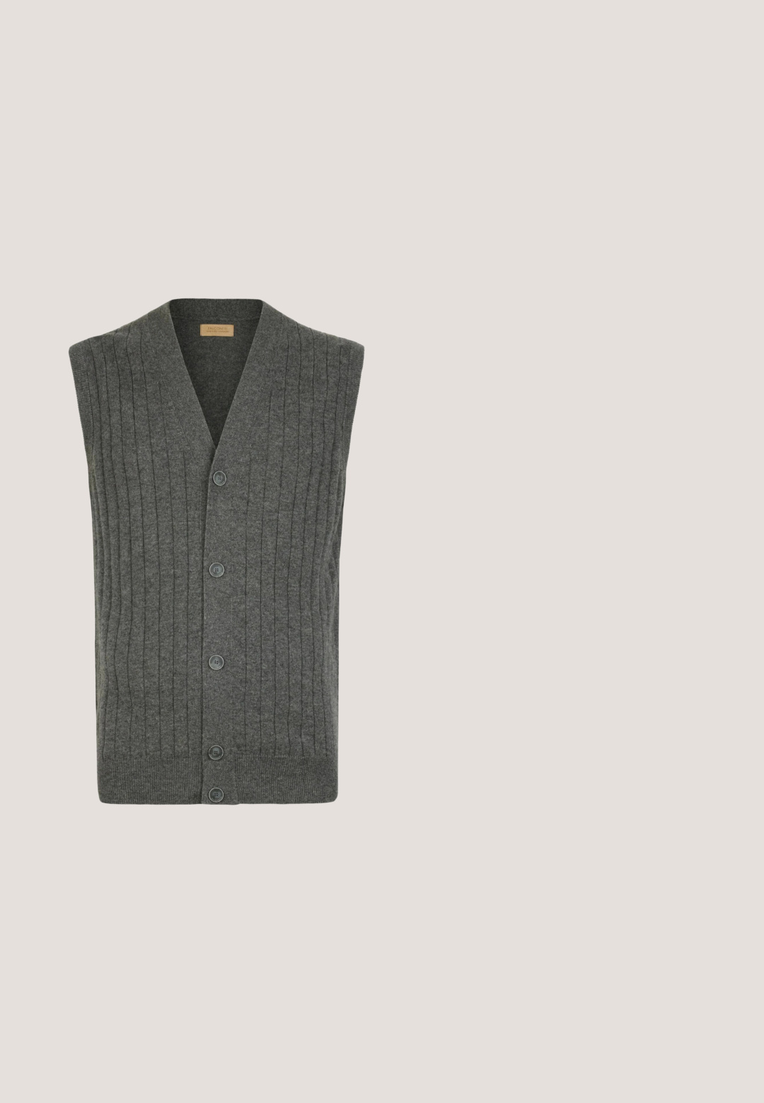 Grå ærmeløs strikvest med lodret ribbning, med en dyb V-udskæring og fem knapper foran. Blød tekstur med tætsiddende kant.; Grå, langærmet pullover sweater med halvlange lynlås krave. Lavet af blødt strikket stof, med ribbede manchetter og kant for et tætsiddende look.; Lysegrå kortærmet polo med toknapslukning, blød krave og subtil tekstur, mærket Brax på indvendig nakkemærkat.; Grå bomuldsbukser med et tætsiddende design, der har en knaplukning, standardlommer og en glat tekstur.; Grå ruskindssneaker med hvide snørebånd og sål, med syede mønstre og mærkenavnet "Bullboxer" på siden.; Beige ruskindstaske med sorte læderhåndtag, stropper og hjørnedetaljer, med lynlåslukning og metalkomponenter.