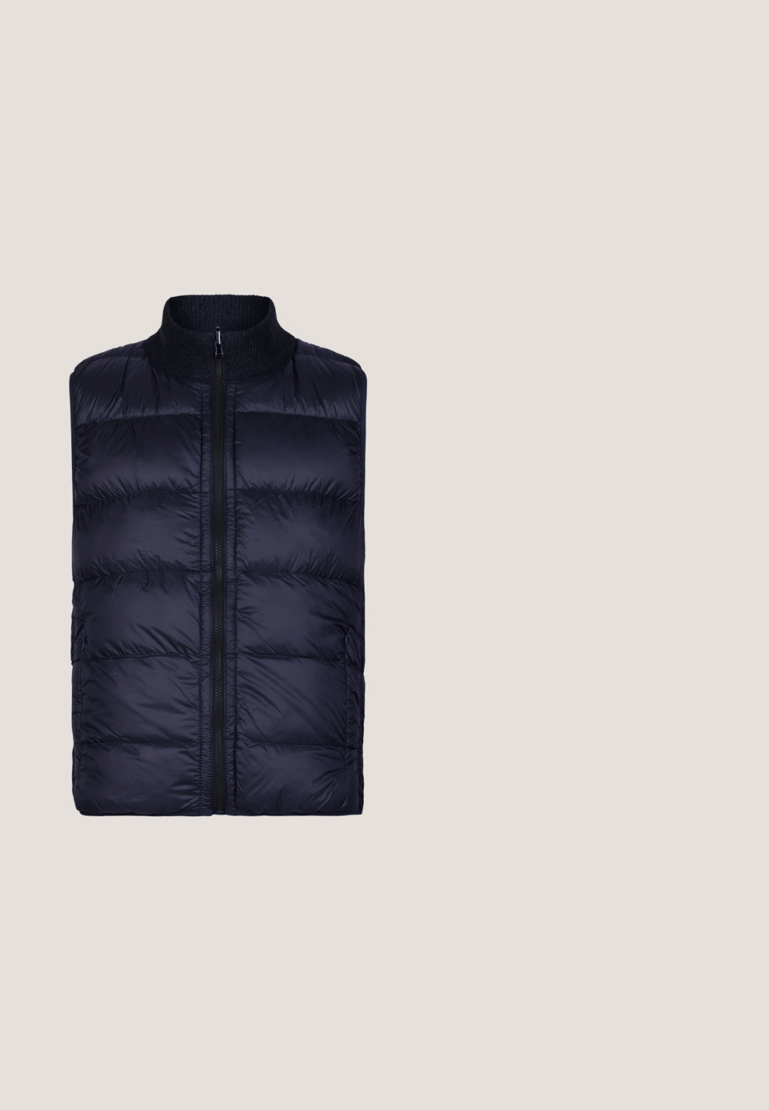Sort ærmeløs dunvest med vandret quiltning og lynlås foran, med høj ribkrave.; Blød lyseblå crew neck sweater med lange ærmer og ribbede manchetter og kant, lavet af et fint strikket stof.; Mørkeblå kortærmet polo med teksturerede lodrette striber, tre-knapsbluse og ribstrikket krave og manchetter.; Lyseblå herre bukser med slim fit, bæltestropper, knaplukning og en lille detalje på frontlommen.; Blå ruskinds lavtop sneakers med hvid zigzag sål, grå snørebånd og "Floris van Bommel" label på sidepanelet.; Marineblå rektangulær toilettaske lavet af tekstureret materiale. Har en lynlåslomme foran og et sidelænk til nem bæring.