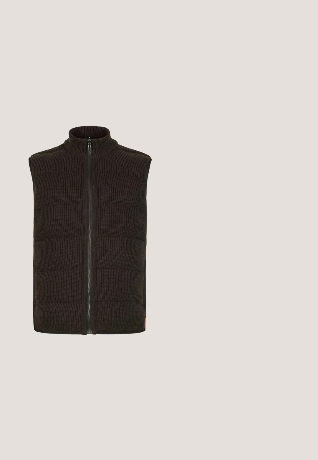 Gilet en tricot noir avec col montant, doté d'une fermeture éclair à l'avant et d'un motif texturé à côtes. Il a une forme carrée et des ouvertures latérales.; Pull en maille marron avec un col rond, des manches longues et une texture douce. Le design présente un motif côtelé sur l'ensemble.; Chemise marron foncé à manches longues avec un col classique, fermeture à boutons sur le devant, et ourlet arrondi. Fabriquée en tissu doux et texturé.; Pantalons habillés pour hommes, coupe slim, de couleur marron, avec passants de ceinture, poches avant et fermeture éclair dissimulée, présentés sur fond blanc.; Bottines en cuir marron avec une finition lisse, panneaux latéraux élastiques et une languette; dotées d'une semelle en caoutchouc plate et d'un bout arrondi.; Sacoche noire avec poche avant zippée, fermeture à rabat et bandoulière réglable marron, en cuir et tissu.