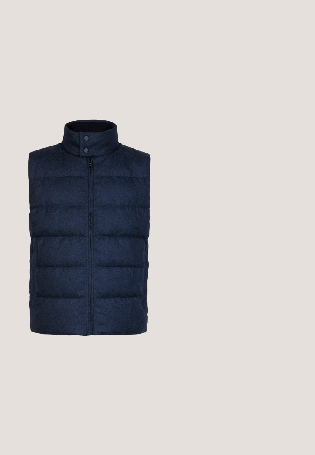 Marineblå polstret vest med høj krave, lynlåslukning foran og trykknapper. Fremstillet af tekstureret materiale med et quiltet design.; Mørkeblå pullover med høj krave, som har en halv lynlås og ribbede manchetter og kant. Blød tekstur med et klassisk strikket design.; Langærmet, mørkeblå skjorte lavet af blødt stof, med et mandarin-krave, knaplukning og en enkelt brystlomme.; Mørkeblå kordfløjl bukser med lige pasform, prydet med diskrete lodrette striber, frontlukning med knap og to påsyede lommer.; Blå ruskinds sneaker med mesh-detaljer, cremfarvede snørebånd og mønstret sål. Har en solid hæl og prægede branding på siden.; Blå ruskind og sort læder weekender taske med to håndtag og en aftagelig skulderrem på en hvid baggrund.