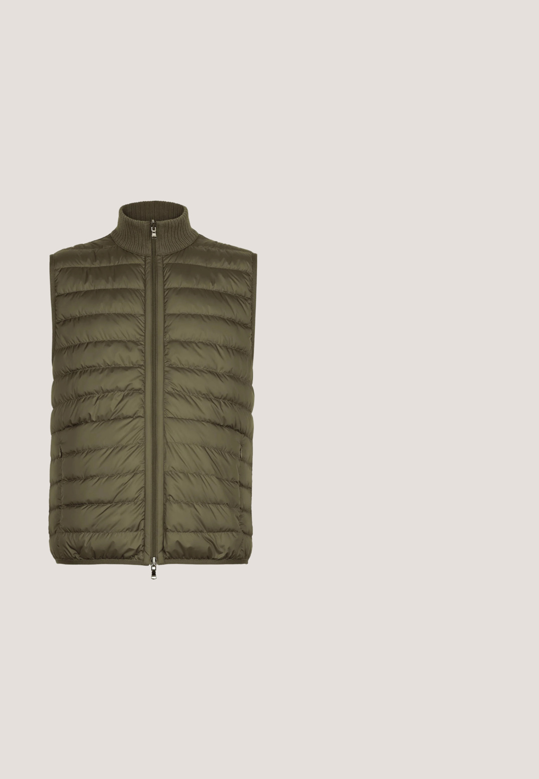 Veste matelassée sans manches vert olive avec col montant côtelé et fermeture éclair à l'avant, conçue pour la chaleur et la superposition.; Pull à col rond manches longues couleur vert olive avec poignets et ourlet côtelés, fabriqué en tissu maille fine.; Polo à manches longues marron foncé avec trois boutons blancs et un col rabattu, présenté sur un fond blanc.; Redefined Rebel JOHNNY CROPPED SLIM FIT - Pantalon classique - tarmac; Baskets basses en daim vert foncé avec lacets beige, languette de talon grise et semelle blanche épaisse, vues de profil sur fond blanc.; Trousse de toilette rectangulaire vert olive avec garniture en cuir marron, poignée latérale, et étiquette embossée "HOWARD" à l'avant.