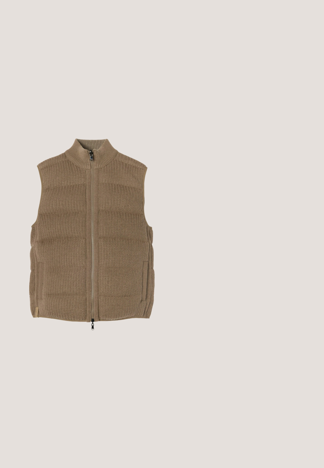 Bruine gebreide mouwloze vest met een geribbeld patroon, rits aan de voorkant en een opstaande kraag.; Beige lange mouw V-hals trui met geribbelde manchetten en zoom, met een klein geborduurd "BOSS"-logo op de borst en het binnenlabel.; Beige overhemd met korte mouwen en knopen, met een subtiel rasterpatroon en "BOSS" logo op de linkerborst, plat gelegd op een witte achtergrond.; Aangepaste broeken van olijfgroen stof met een gladde textuur, voorzien van twee voorplooien, riemlussen en een rechte broekleg.; Donkerbruine leren bootschoen met veterogen, moc toe stiksels en een platte rubberen zool op een effen lichte achtergrond.; Bruine rechthoekige leren toilettas met ritssluiting en metalen Aston Martin-logo aan de voorkant.