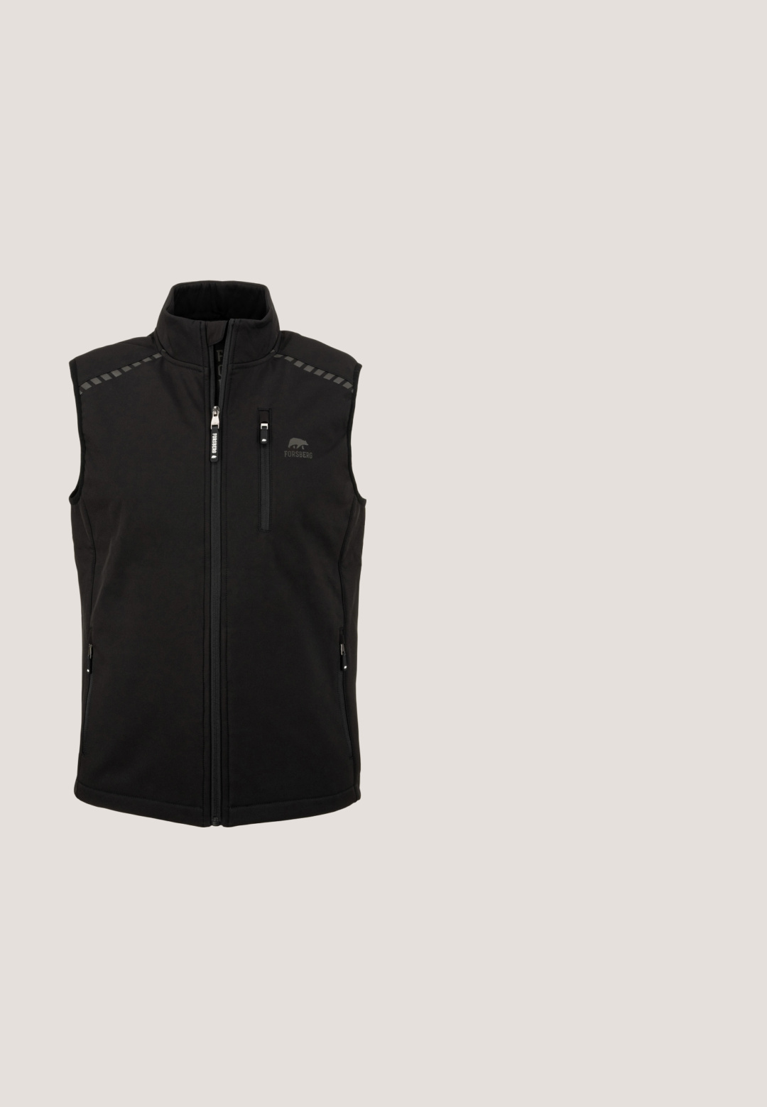 Chaleco softshell negro con cuello alto, cremallera frontal, dos bolsillos laterales y un bolsillo en el pecho con cremallera. Presenta detalles reflectantes.; Sudadera de forro polar gris con cuello de media cremallera, bolsillos frontales y un pequeño logo en el pecho. Textura suave y ajuste ceñido.; Camisa de manga larga de algodón blanco, con escote redondo y detalles en negro en el cuello. Textura suave, dobladillo recto, sin patrones ni adornos.; Pantalones exteriores negros con una textura suave, paneles de rodilla reforzados, bolsillo lateral con herrajes en contraste y puños ajustables.; Zapato deportivo negro con parte superior de malla, diseño texturizado y suela acolchada. Presenta un cierre de cordones seguro y una lengüeta en el talón.; Gafas de sol deportivas con montura negra, detalles en verde y lentes oscuros. Cuentan con un diseño geométrico y patillas curvadas para un ajuste seguro.