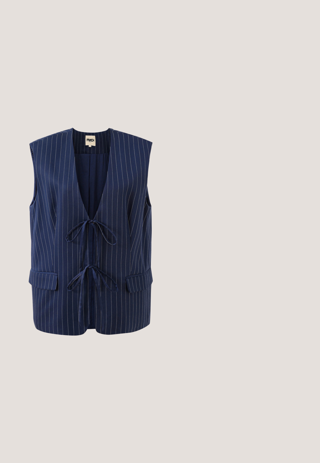 Marineblauw mouwloos vest met witte krijtstrepen, diepe V-hals, twee voorzakken en twee stoffen koorden die aan de voorkant worden vastgeknoopt.;  lichtblauw haltertop gemaakt van zachte stof, met plooien aan de voorkant en een knoopsluiting aan de achterkant. Mouwloos ontwerp.; Lichtblauwe wijde broek met een gestructureerde stof en een gerimpelde, geplooide hoge tailleband.; Blauwe suède slipper met een glad oppervlak, ronde neus en een lage uitsnede. Heeft een flexibele rubberen zool en decoratieve stiksels langs de rand.;  Schildpad kat-oog zonnebril met donkere lenzen en een dikke kunststof montuur. Kenmerkende hoekige vorm en slank ontwerp.; Paarse geweven handtas met een ronde handgreep, gemaakt van textuurmateriaal. Heeft een open bovenkant en een compacte, vierkante vorm.