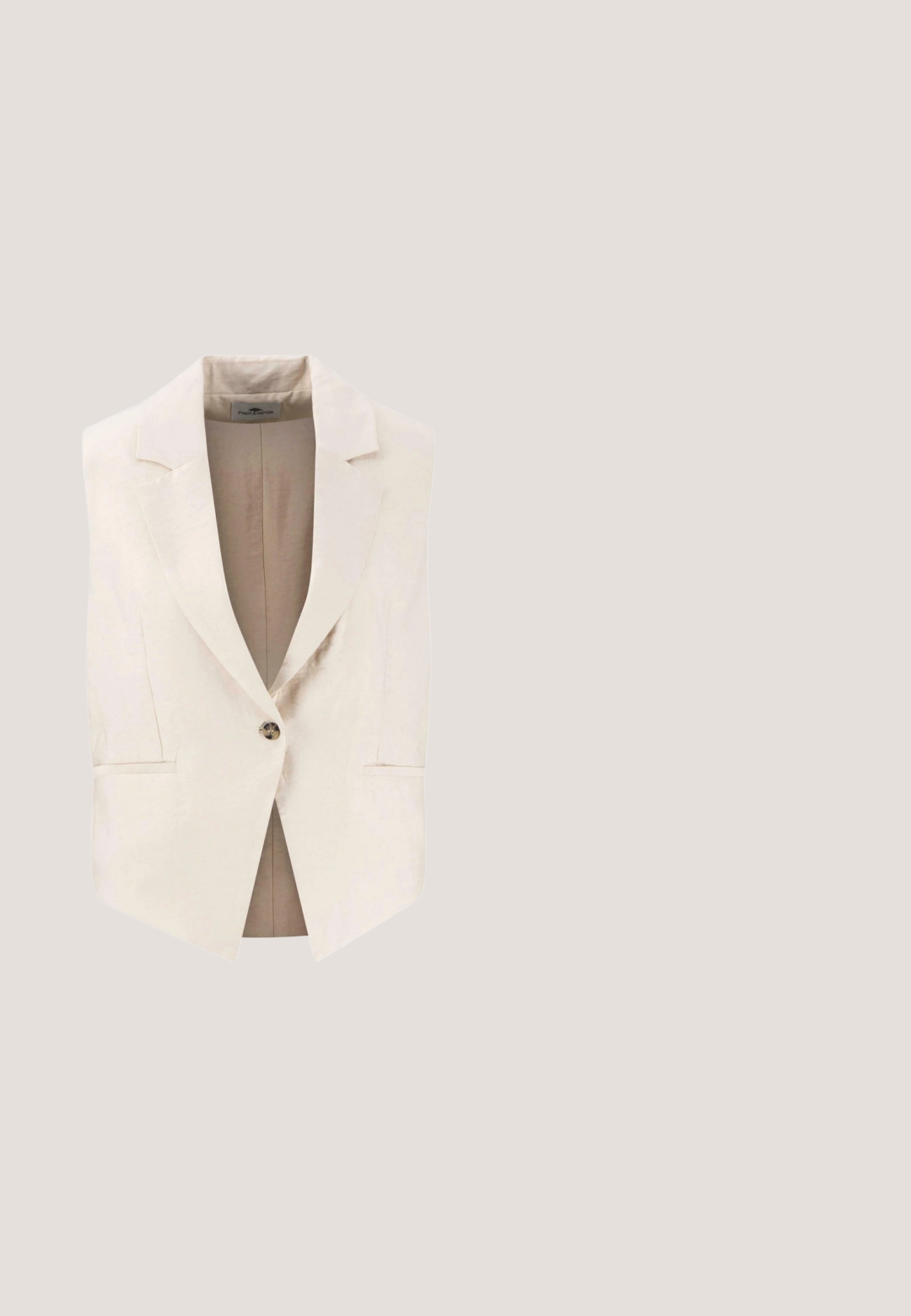 Lichtbeige mouwloze blazer met een puntige revers, enkele knoopsluiting, twee voorzakken en een gladde, licht glanzende textuur.; Crèmekleurig overhemd met lange mouwen, knopen, kraag en borstzak, weergegeven op een witte achtergrond.; Beige broek met rechte pijpen, elastische tailleband en verstelbaar koord aan de voorkant, zonder zakken of zichtbare versieringen, weergegeven op een witte achtergrond.; ESTRO Z NATURALNEGO ESTRO - Mocassins - beige; Bruine plastic zonnebril met brede rechthoekige monturen en donkergetinte lenzen. Kenmerken zijn subtiel gestructureerde armen met merksymboliek.; Beige schoudertas met een gestructureerde oppervlakte, voorzien van een gouden rits, een reliëf logo van het merk en een afneembare schouderband.