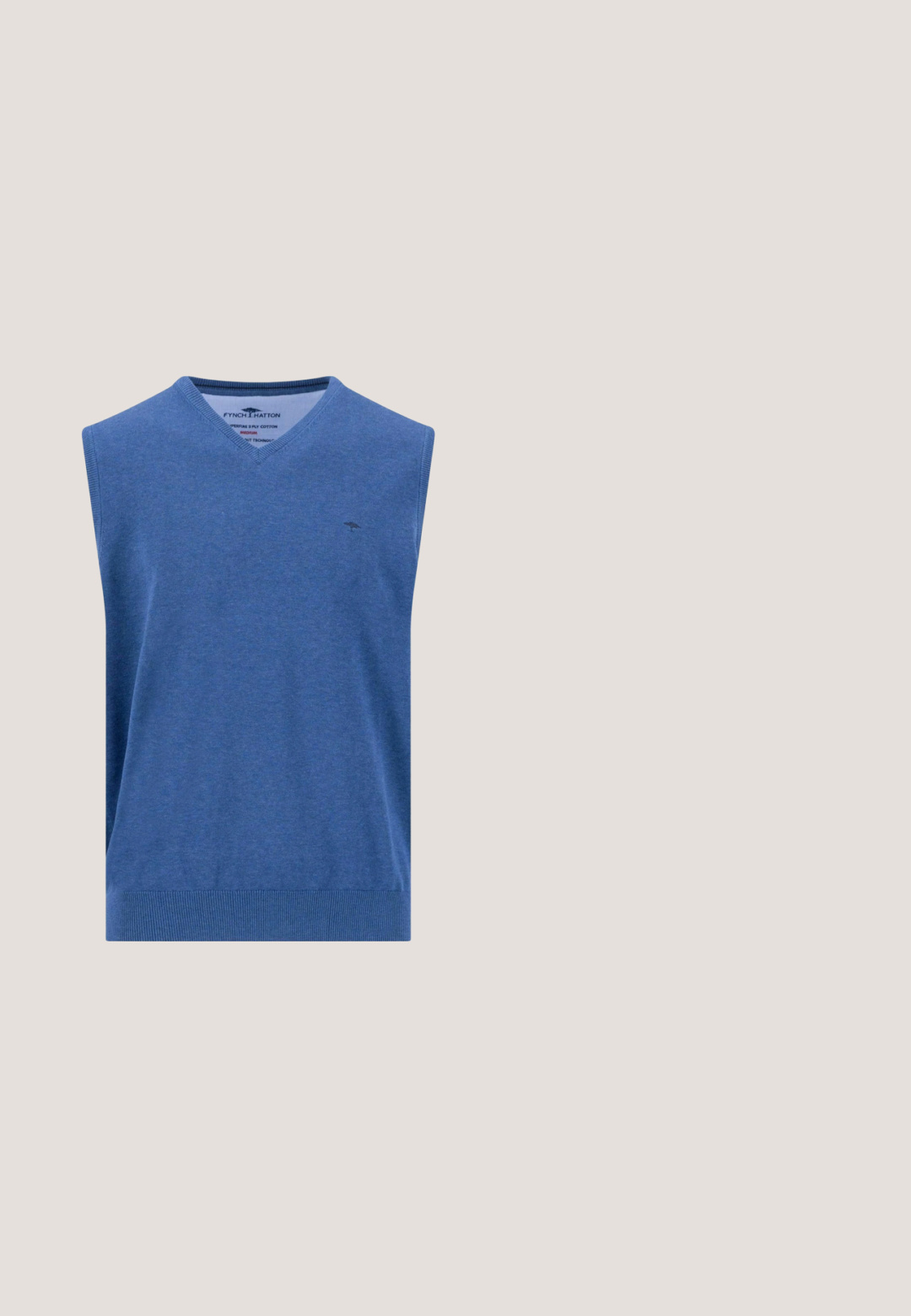 Blåt ærmeløst sweatervest med V-hals, lille broderet logo på venstre bryst og ribkant forneden.; Mørkeblå herreblazer med to-knaps lukning, hakkede revers og tre forlommer, vist mod en hvid baggrund.; Lyseblå langærmet skjorte med knapper, knapper på kraven, lille broderet logo på venstre bryst og stribet detalje på indersiden af kraven.; Lyseblå bomulds chinos med slim fit, der har en frontknaplukning, bæltestropper og en glat tekstur. Ingen synlige mønstre eller detaljer.; Marineblå ruskindssko med snørebånd, rundet tå, brun lædersål og dekorative syninger. Har en mærkepræget hælaccent.; Marineblåt læderbælte med sølv rektangulært spænde og lille rektangulært logodetalje på bæltespænde.