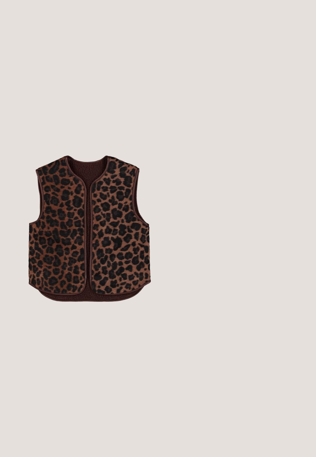 Ärmellose braune Weste mit schwarzem Leopardenprintmuster und weichem, strukturiertem Innenfutter, vorne offen mit abgerundeten Kanten.; Dunkelbraunes, strukturiertes Langarmshirt mit weitem Boot-Ausschnitt und leicht geraffter Taille auf weißem Hintergrund.; Braune High-Waist-Hose mit weitem Bein, glatter Textur und ohne sichtbare Taschen oder Verschlüsse, dargestellt vor weißem Hintergrund.; Braune Wildleder-Ankleboots mit spitzem Zehenbereich und dünnen Absätzen. Mit einem Reißverschluss auf der Rückseite und einer glatten Textur.; Schildpatt-Sonnenbrille mit rechteckigem Rahmen, braunen Gläsern und strukturierten Bügeln. Mit markenlogo, das auf dem Bügel eingraviert ist.; Dunkelbraune Wildleder-Shopper-Tasche mit langen schwarzen Lederriemen und kleinen goldenen Logoakzenten auf der Vorderseite und an den Riemenenden.