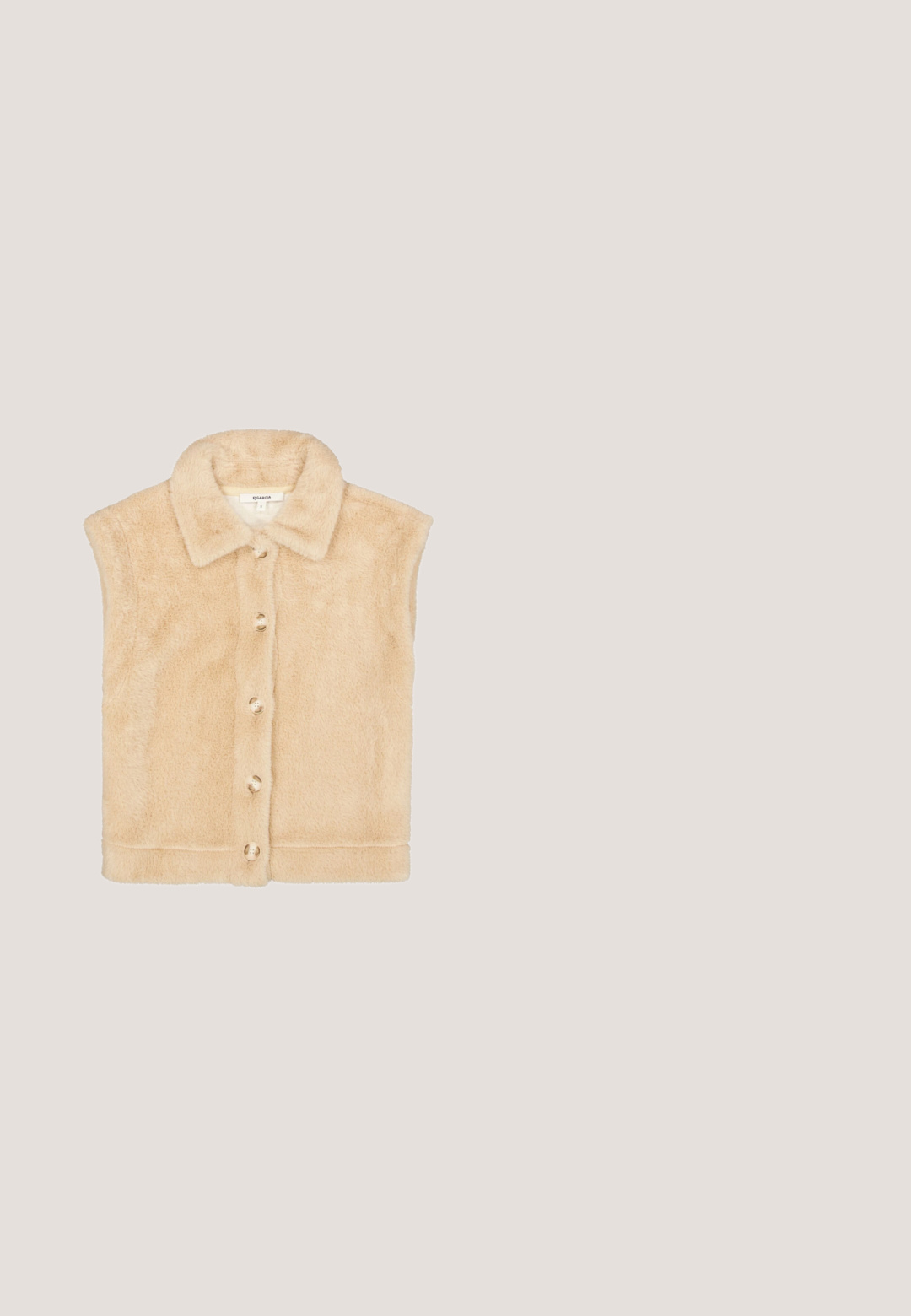 Beige mouwloze zachte fleecevest met kraag en vijf knopen aan de voorkant, gemaakt van zachte pluche stof.; Crème kleurige sweatshirt gemaakt van zachte stof, met een ronde hals, lange mouwen en ribgebreide boorden in een ontspannen pasvorm. Geen patronen of accenten.; Lichtbeige wijde broek van zacht, rekbaar materiaal. Heeft een hoge tailleband en een eenvoudig, onopgesmukt ontwerp.; Beige suède en leren enkellaarsjes met een ronde neus, voorzien van een gestructureerde bovenkant, dikke gevlochten touwveters en een rubberen zool.; Bruine leren schoudertas met een gestructureerde afwerking, gouden hardware en een afneembare schouderriem. Heeft de merknnaam in reliëf aan de voorkant.; Gouden ketting met een hartvormige medaillon gegraveerd met "Forget Me Not" en bloemmotieven op een witte achtergrond.