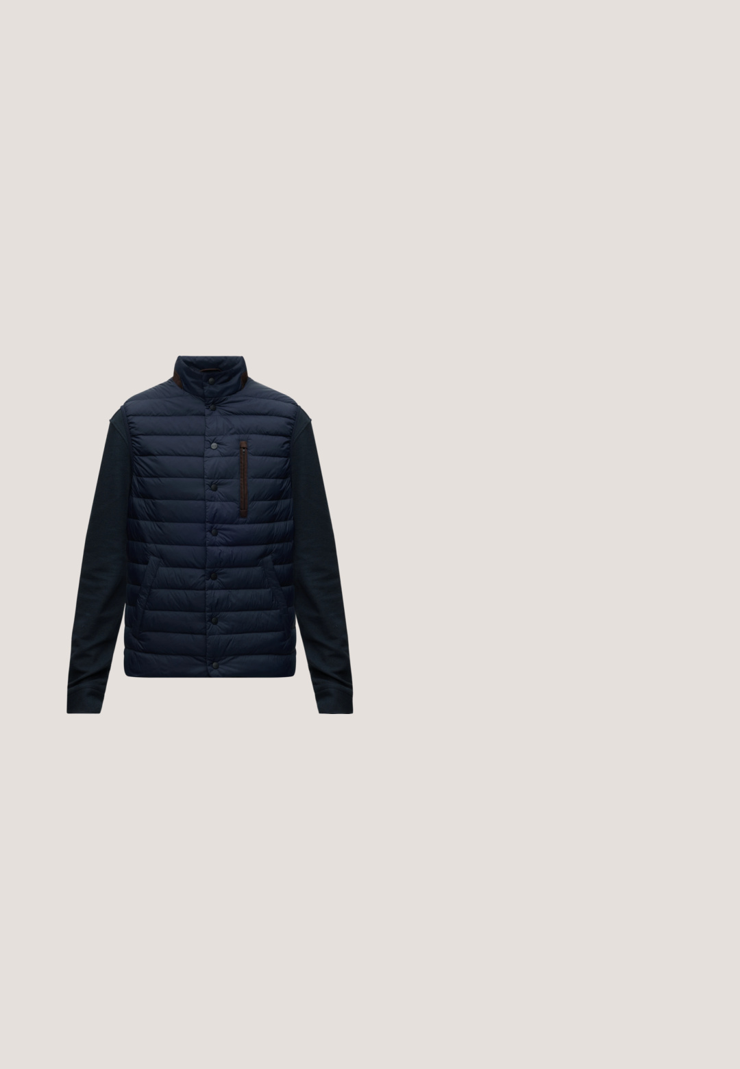 Veste hybride bleu marine avec devant matelassé, poche poitrine zippée, boutons-pression et manches longues en tissu sur fond uni.; Sweat-shirt blanc à manches longues avec un col zippé, une texture tissée et un petit logo gris brodé sur le côté gauche de la poitrine.; Polo blanc avec des imprimés nautiques bleu marine comprenant des voiliers, des ancres, des compas et des phares.; Pantalons en lin beige clair avec une coupe droite, une taille élastique, un cordon de serrage ajustable et sans motifs ni accessoires visibles.; Baskets basses en daim beige avec des panneaux en maille blanche, des lacets blancs et une semelle blanche épaisse, présentées de profil sur un fond blanc.; Lunettes de soleil rectangulaires noires avec verres teintés foncés et branches fines, présentées sur une surface blanche.