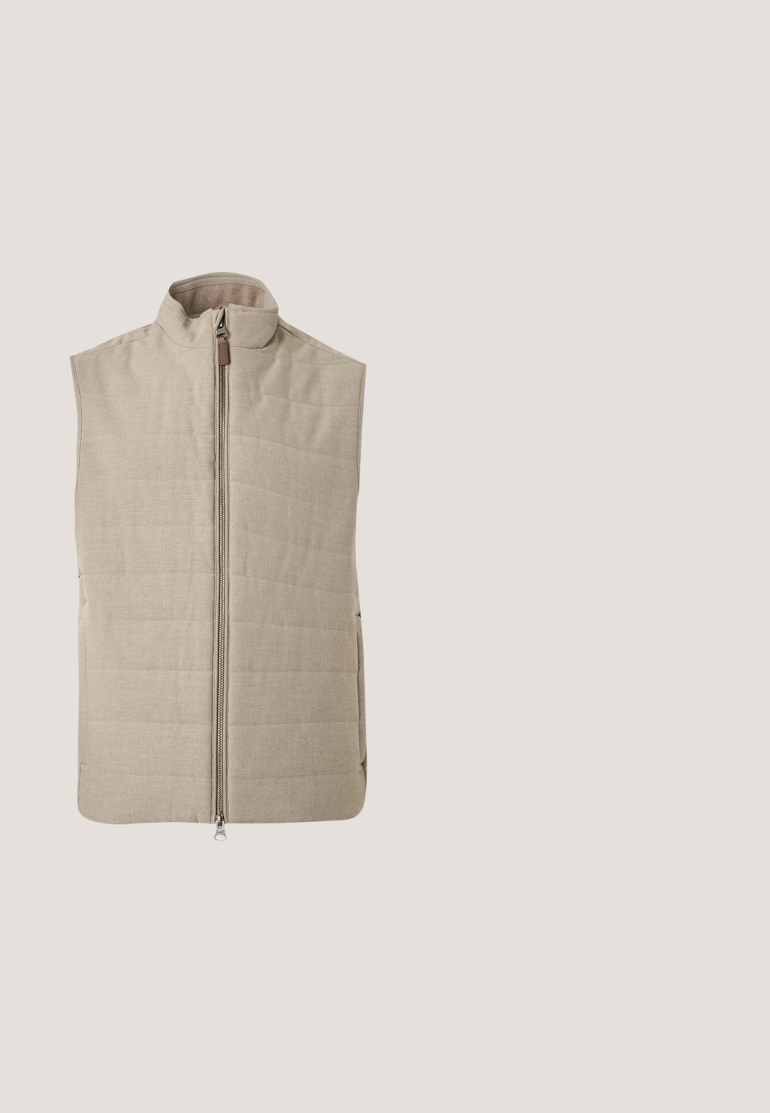 Veste matelassée beige sans manches avec col montant et fermeture éclair intégrale sur un fond clair uni.; Pull crème côtelé avec un col arrondi, des manches longues et un motif texturé. Comprend des poignets et un ourlet côtelés pour un ajustement près du corps.; T-shirt beige à manches longues avec col rond, au design simple et uni sur un fond gris clair.; Jean en denim bleu foncé avec une coupe droite, cinq poches et une fermeture à bouton en métal. Texture lisse avec un léger dégradé.; Baskets en suède beige avec un panneau texturé marron, un talon marron contrastant et des lacets multicolores. Caractérisées par une semelle en caoutchouc noire et un logo doré.; Sac banane en tissu marron foncé avec poche zippée en diagonale et petit logo blanc sur le devant, sur un fond clair uni.