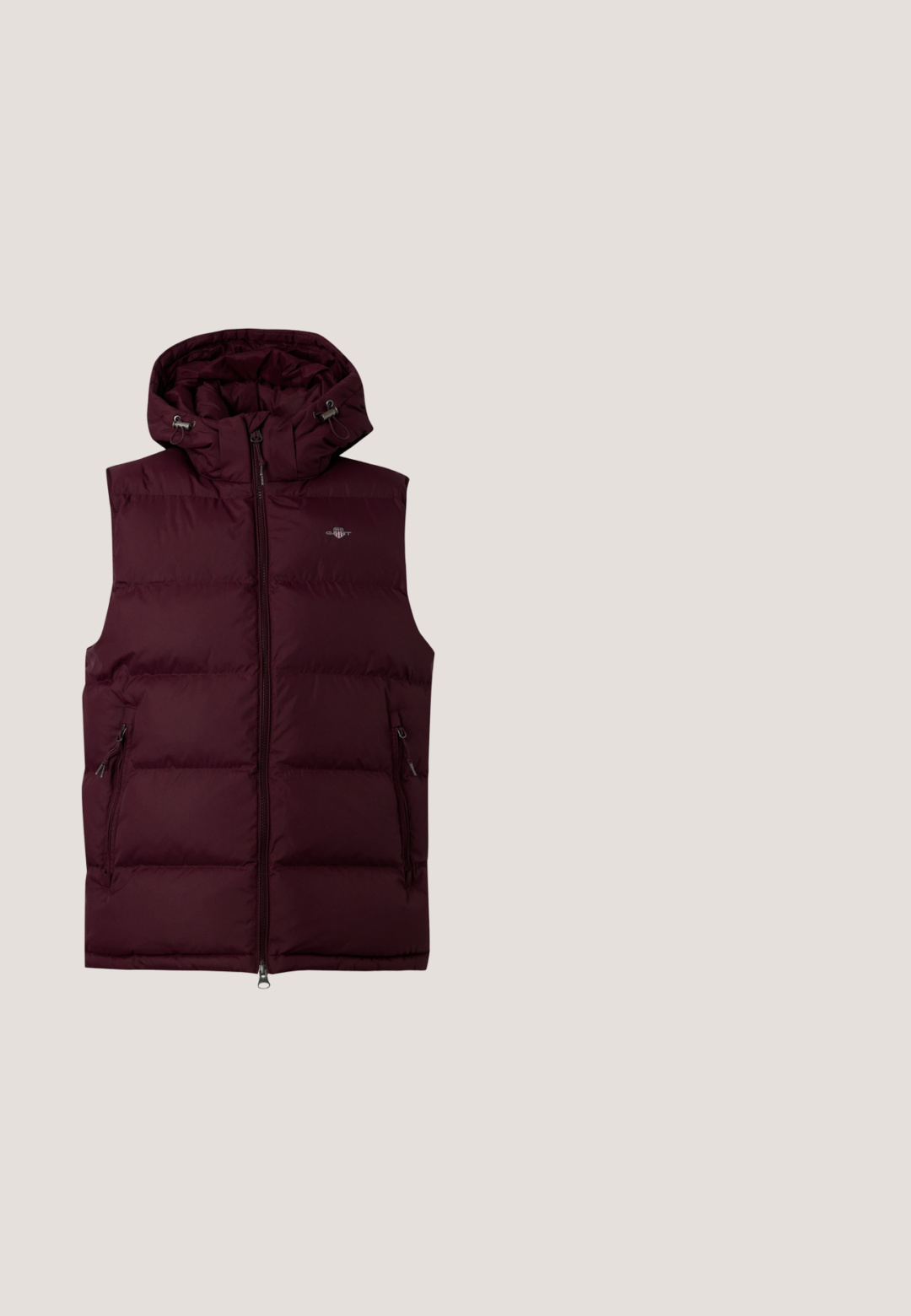 Mouwloos gevoerde bordeauxrode bodywarmer met ritssluiting aan de voorkant, verstelbare capuchon met trekkoorden en twee ritssluitbare zijzakken.; Bordeaux lange mouwen trui met ronde hals, met klein zwart geborduurd vogellogo op de linkerborst en geribbelde boorden en zoom.; Korte mouwen henley-shirt in een levendige magenta kleur. Heeft een ronde hals, een drieknoopsluiting en een licht afgeronde zoom. Zachte textuur.; Bordeauxrode joggingbroek gemaakt van zachte stof, met een elastische tailleband met trekkoord en geribbelde boorden bij de enkels. Geen zakken.; Lage bordeaux sneaker met zwarte zijstreep, zwarte hiel, vetersluiting en bruine rubberen zool op neutrale achtergrond.; Donkerbruine leren reistas met twee handvatten, afneembare schouderriem en voorvak met zilveren ritssluiting.