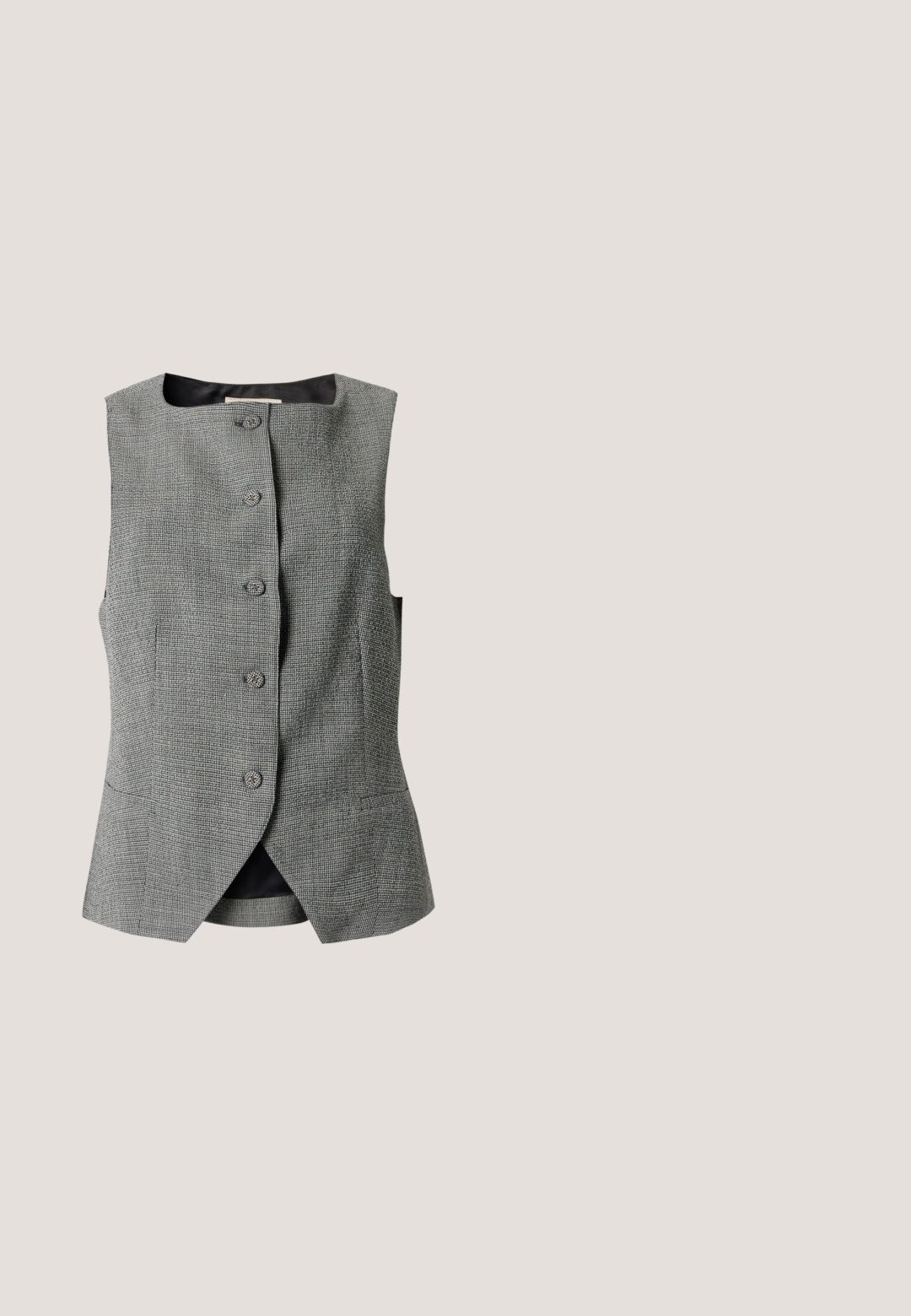Chaleco sin mangas gris de pata de gallo con cinco botones, cuello redondo y una pequeña abertura frontal en el dobladillo.; Suéter blanco de cuello vuelto, diseño ajustado, mangas largas, textura suave, tela lisa, detalles mínimos, puños y cuello acanalados.; Pantalones de pierna ancha en tejido gris oscuro, con pliegues frontales, una textura suave, una cintura de tiro medio y presillas para cinturón.; Zapato negro de tacón bajo tipo kitten con puntera puntiaguda, tiras alrededor del tobillo y detalles de recortes a los lados, mostrado sobre un fondo claro y liso.; Cárdigan negro de punto, blusa blanca, falda de mezclilla con patrón de diamantes en azul y negro, bolso negro y sandalias deslizantes beige.; Pendientes en forma de cuerno plateado, engastados con pequeñas piedras transparentes, que cuentan con un cierre trasero para su sujeción. Textura suave y acabado metálico.